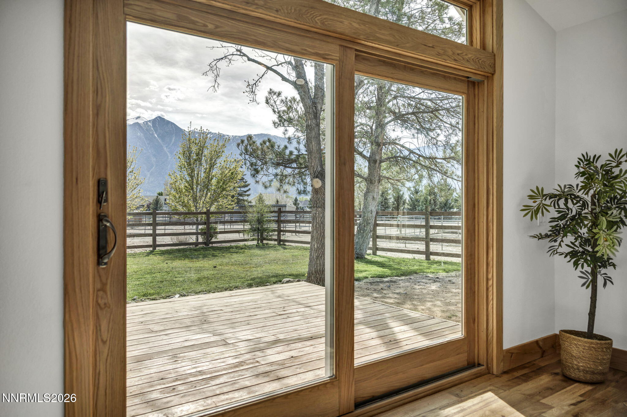 141-web-or-mls-1097-meadowlark-cir