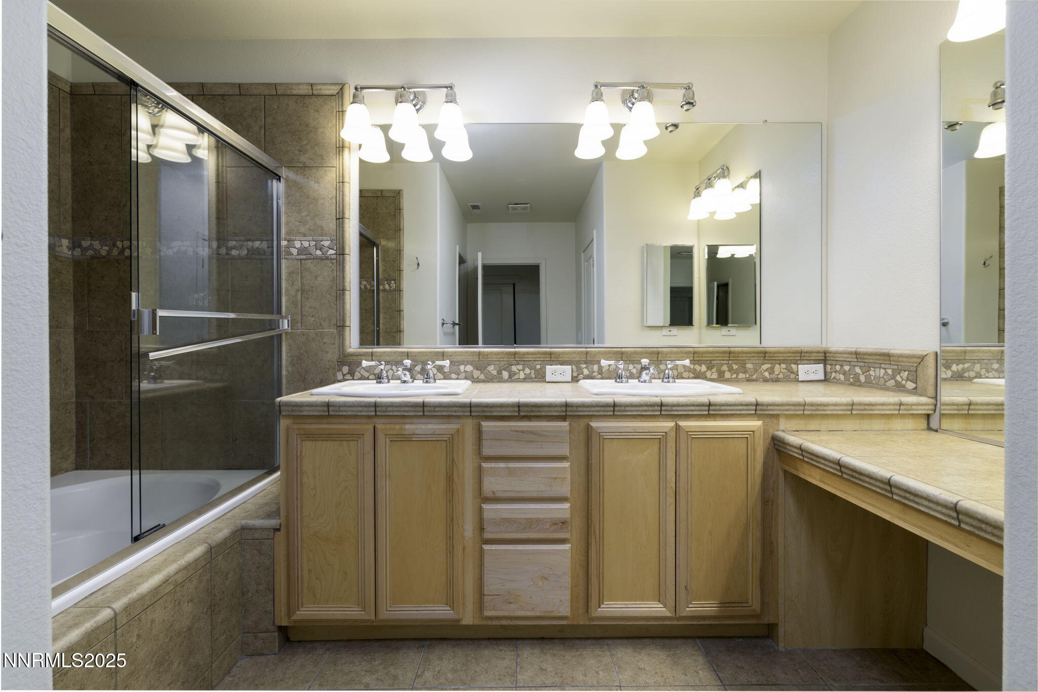 26-web-or-mls-7680 Stone Bluff-23