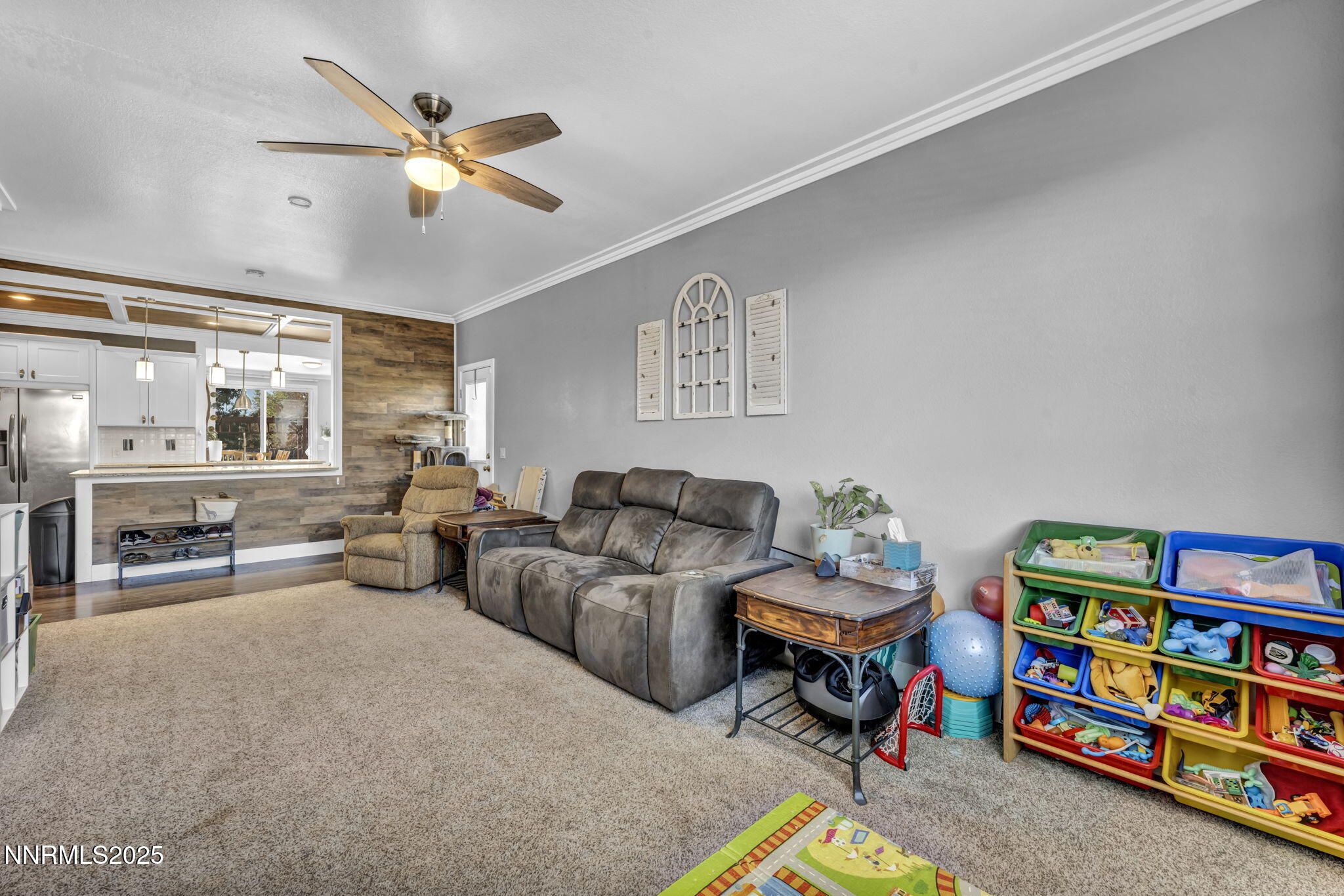 20922-white-rock-frontroom 3