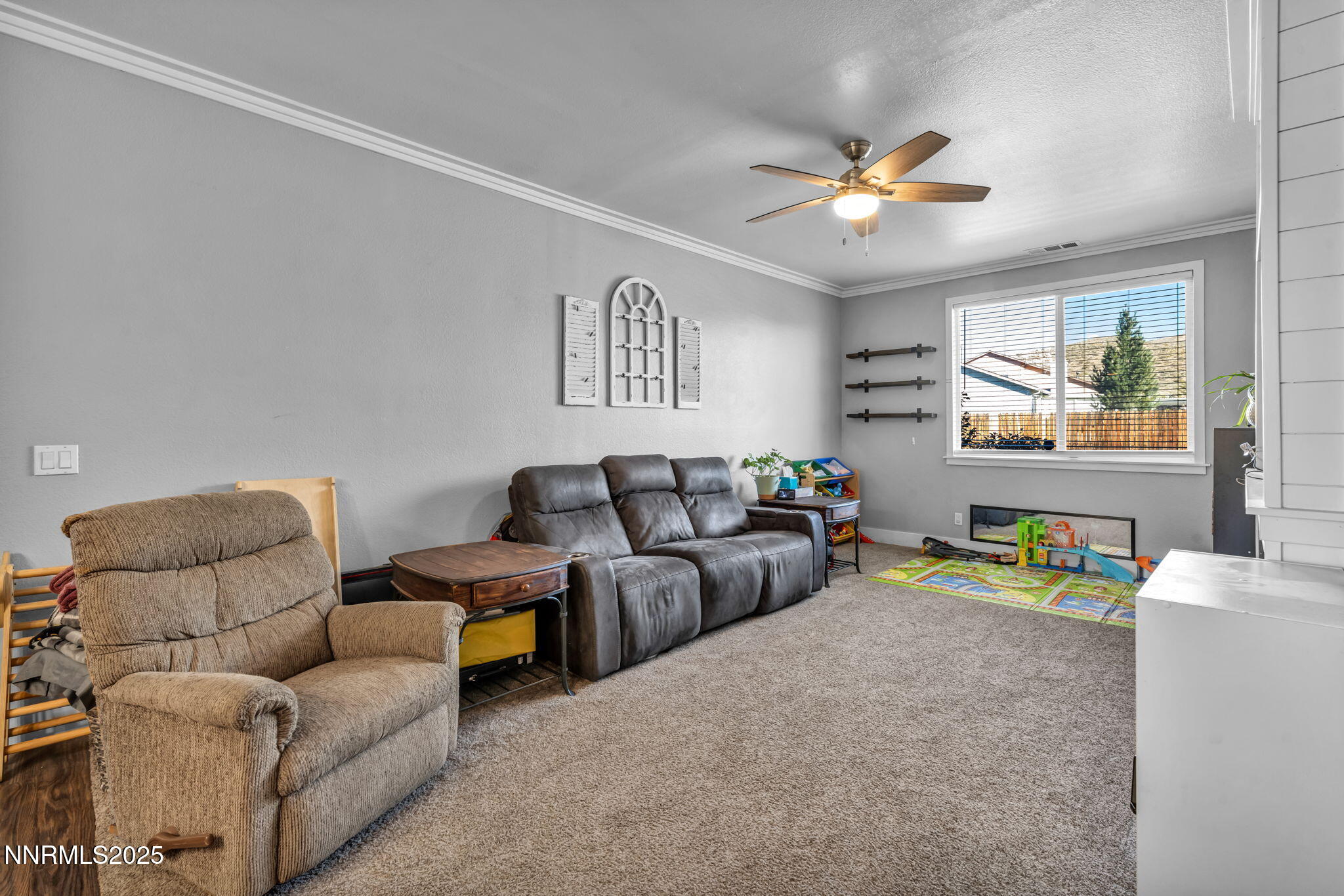 20922-white-rock-frontroom 1