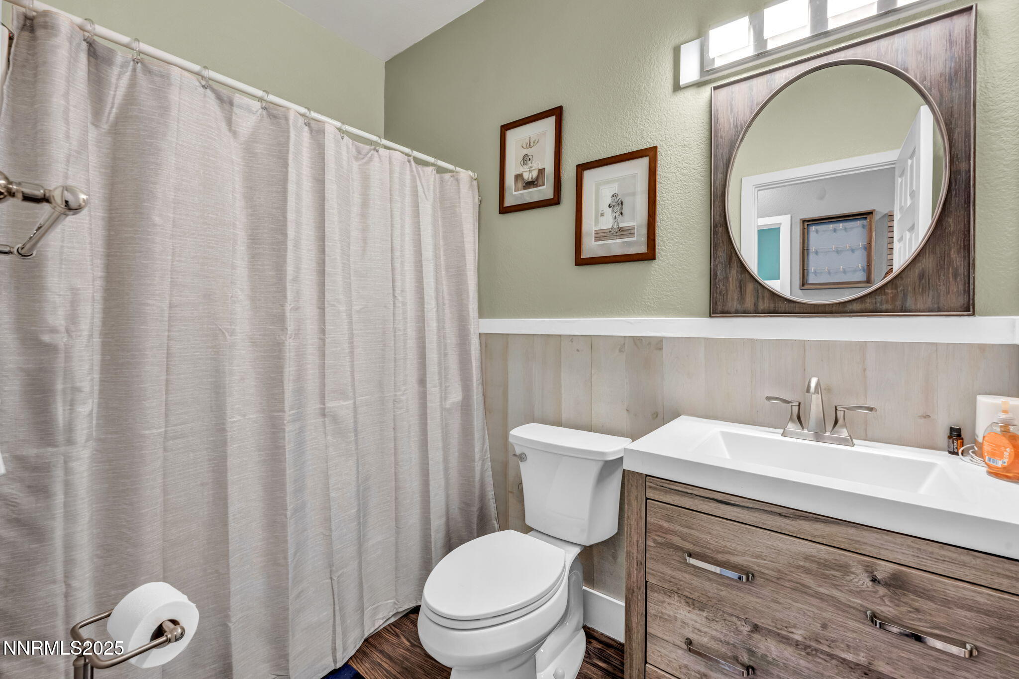 20922-white-rock-bathroom 1