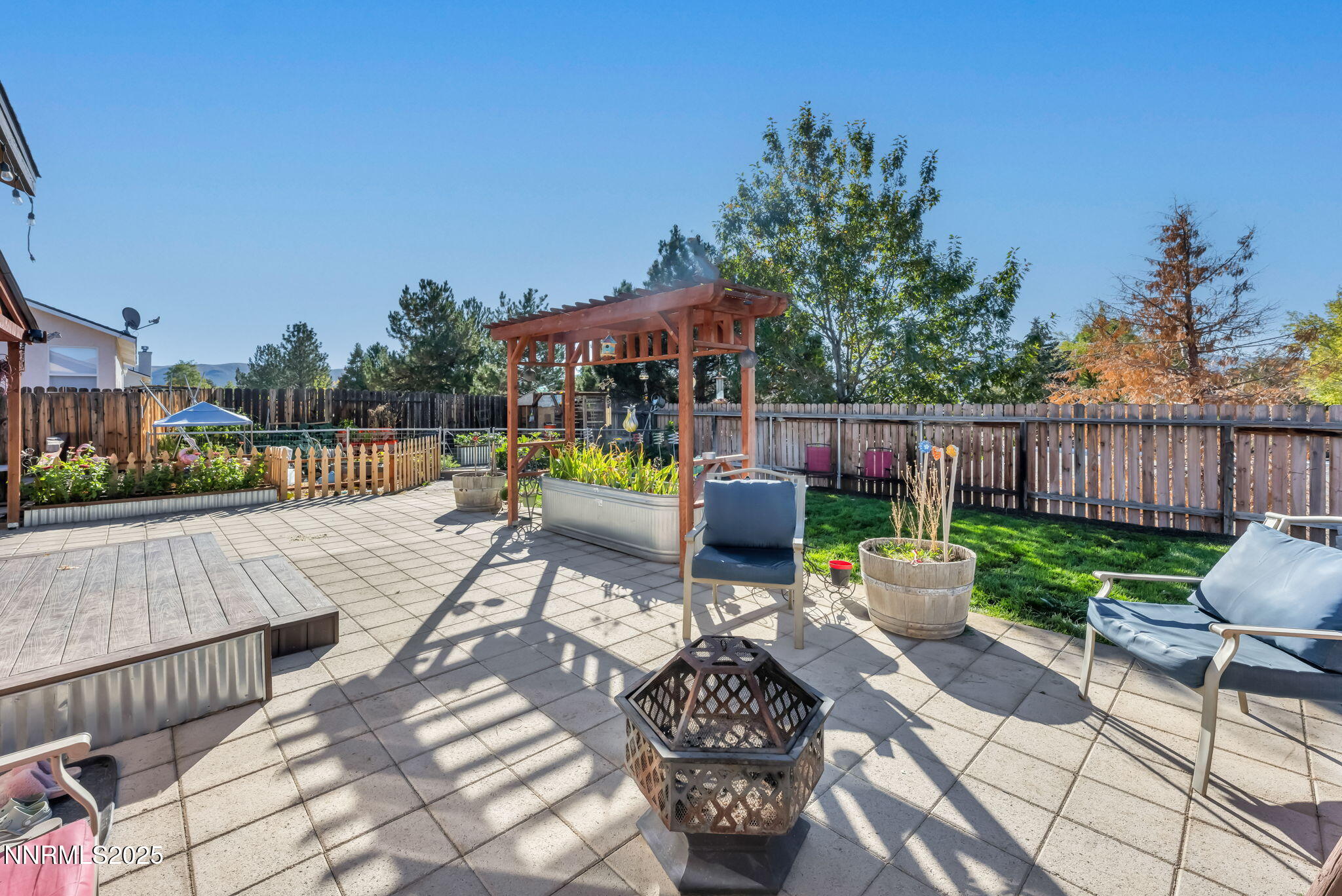 20922-white-rock-backyard patio