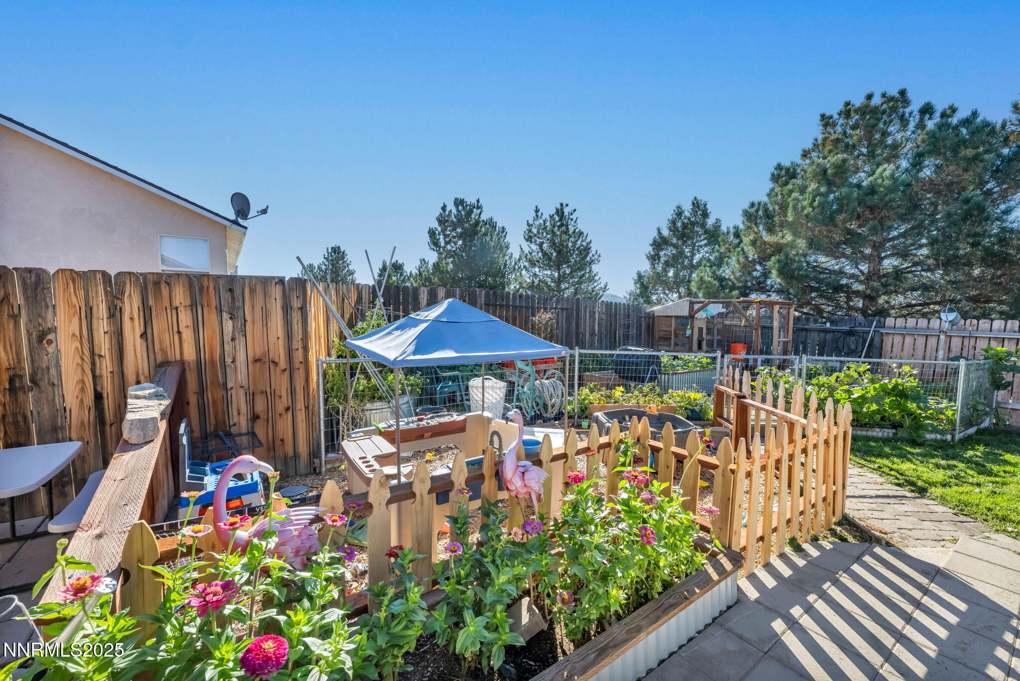 20922-white-rock-backyard garden