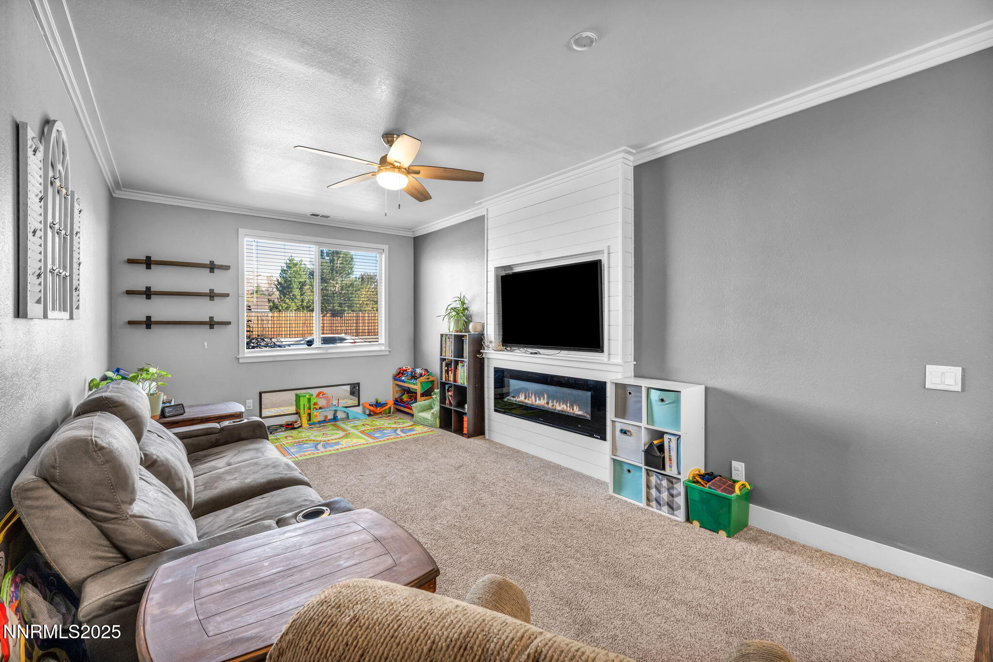 20922-white-rock-frontroom 2