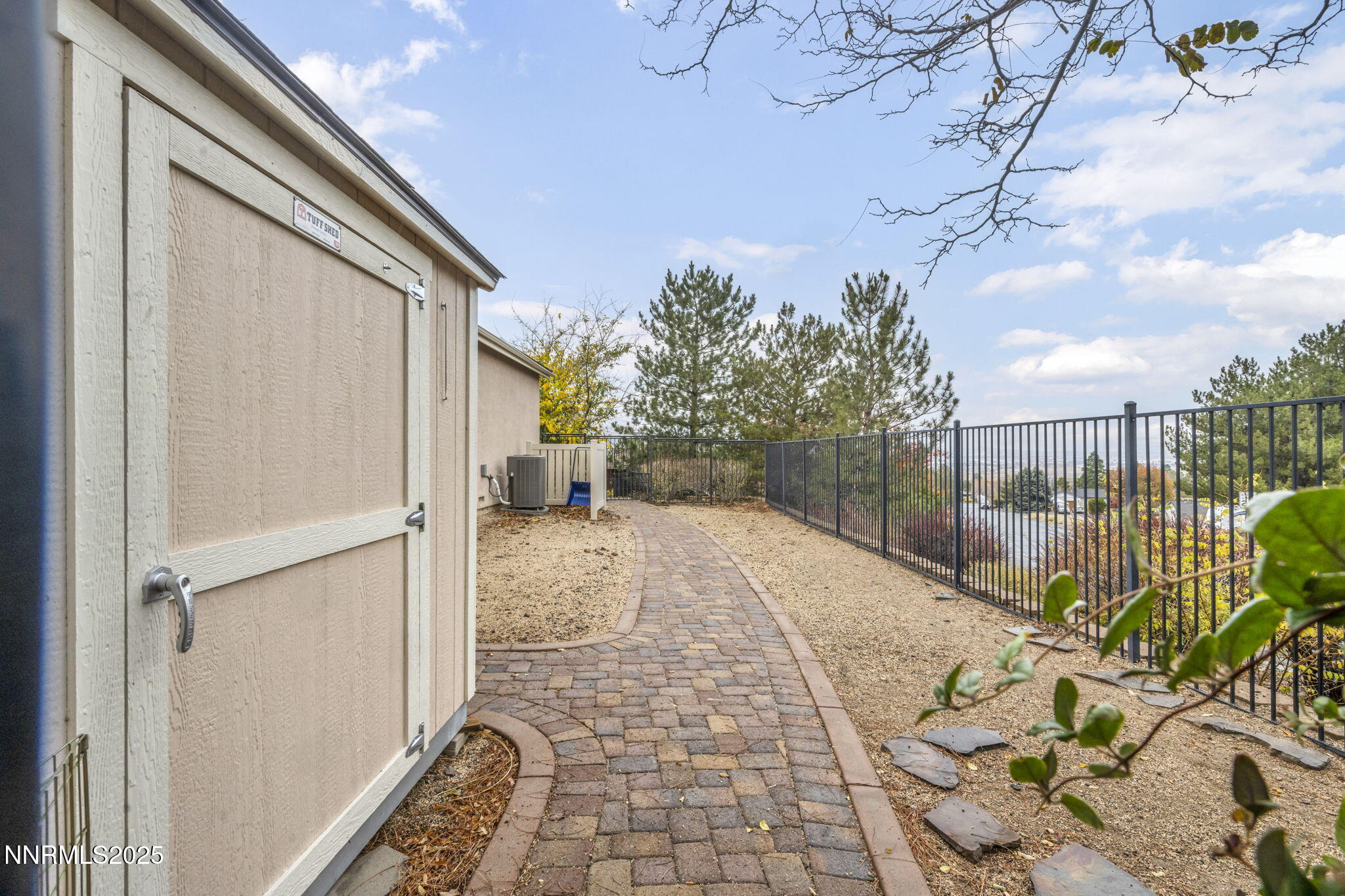 9-web-or-mls-7400-pembroke-dr