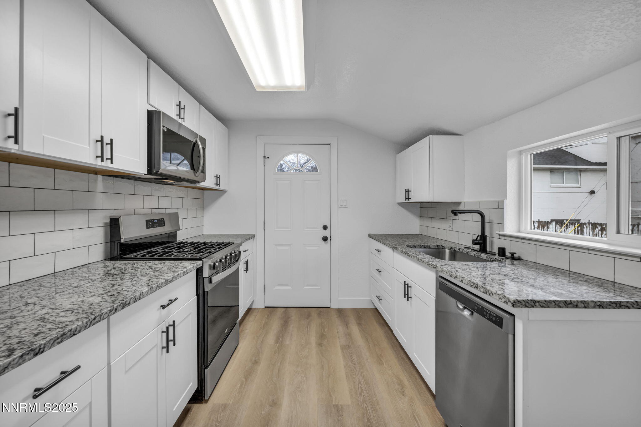 29-web-or-mls-1080-bell-st