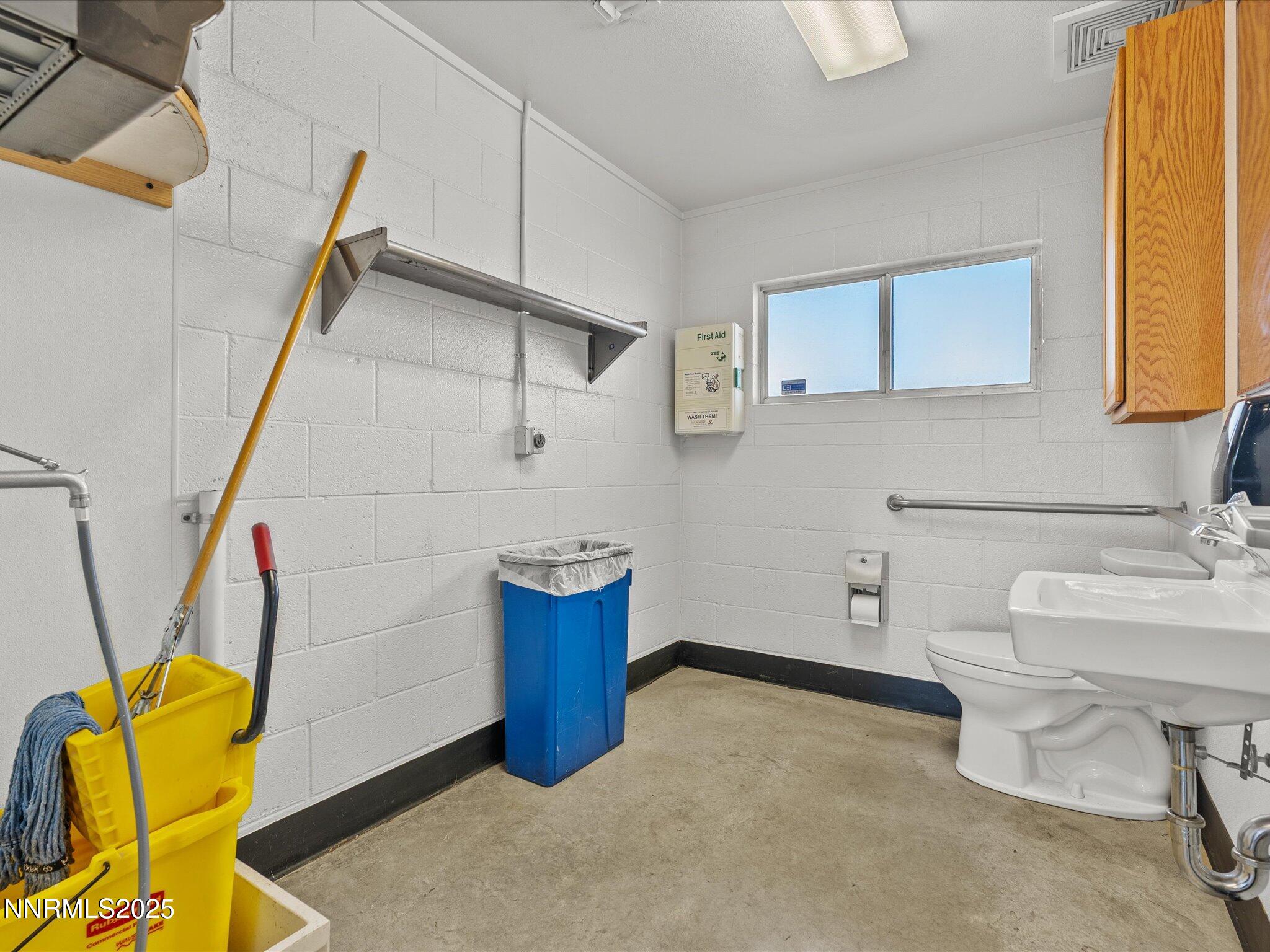 24-2465 Sutro St-123