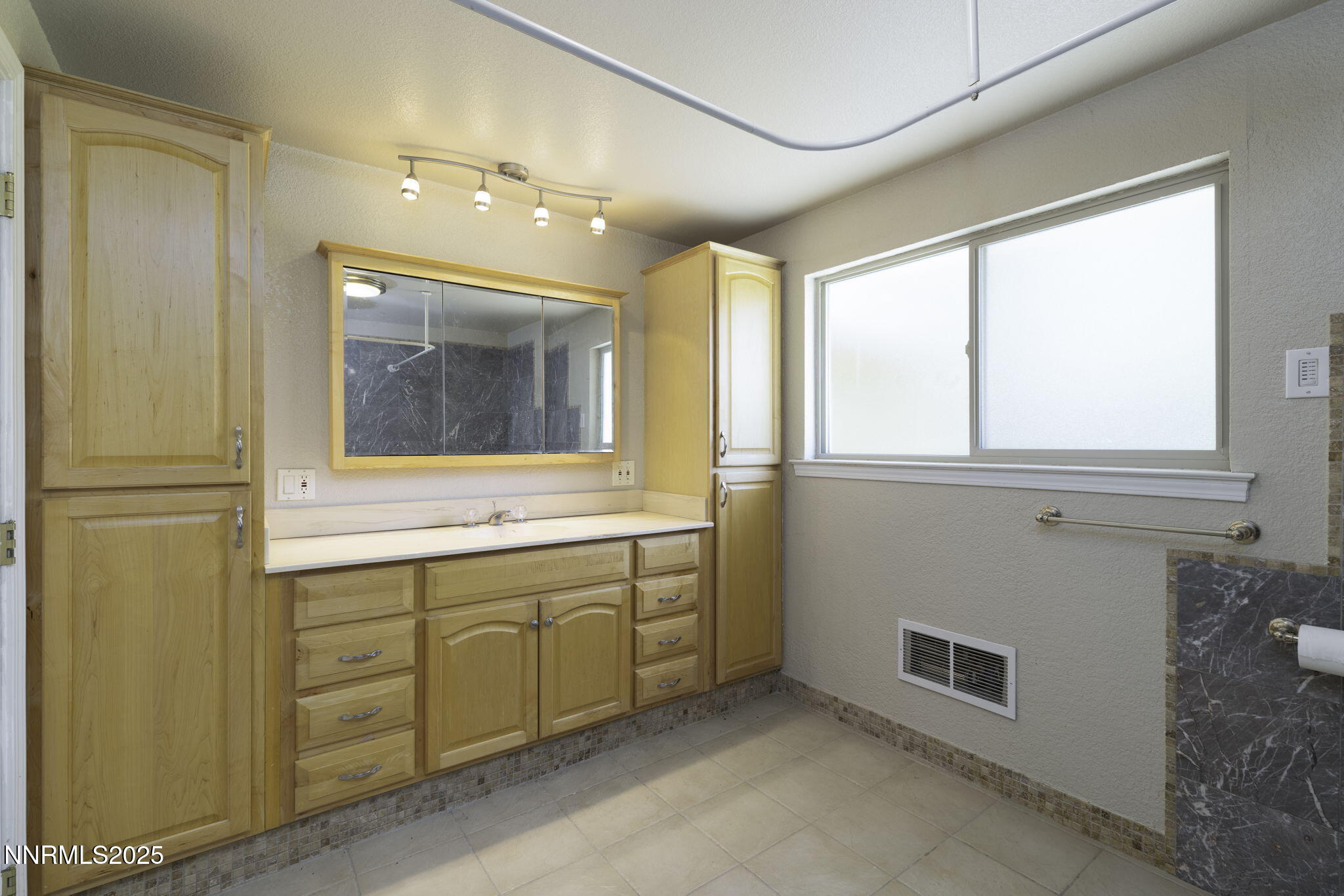 32-web-or-mls-4879 Idlewild-32