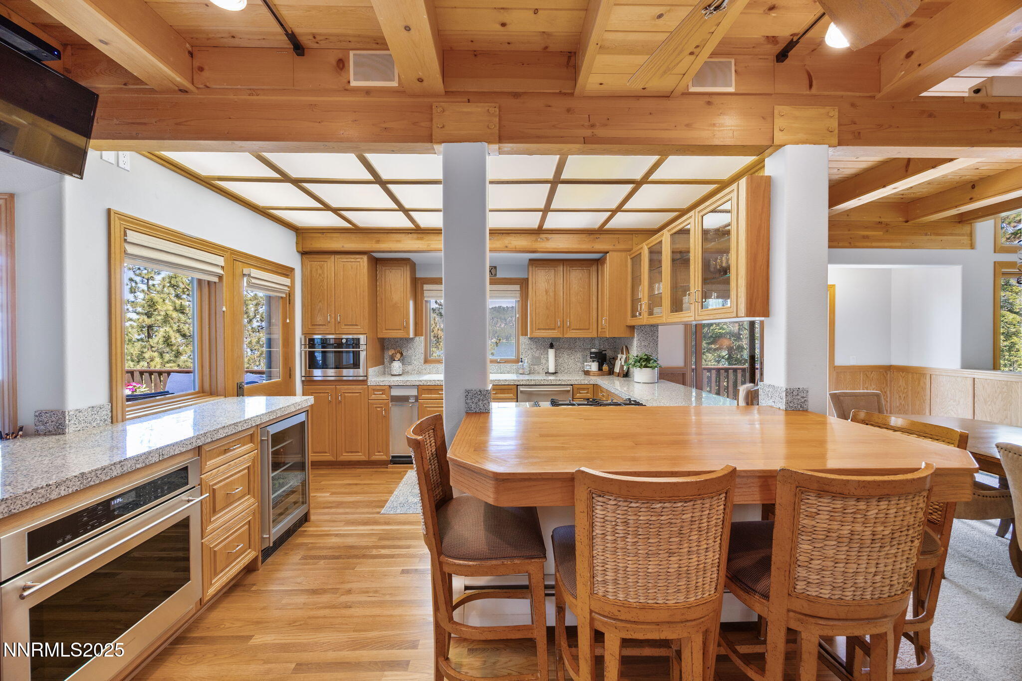 Kitchen w/ Breakfast Bar