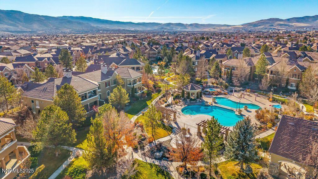 Wilbur May - Areal pool