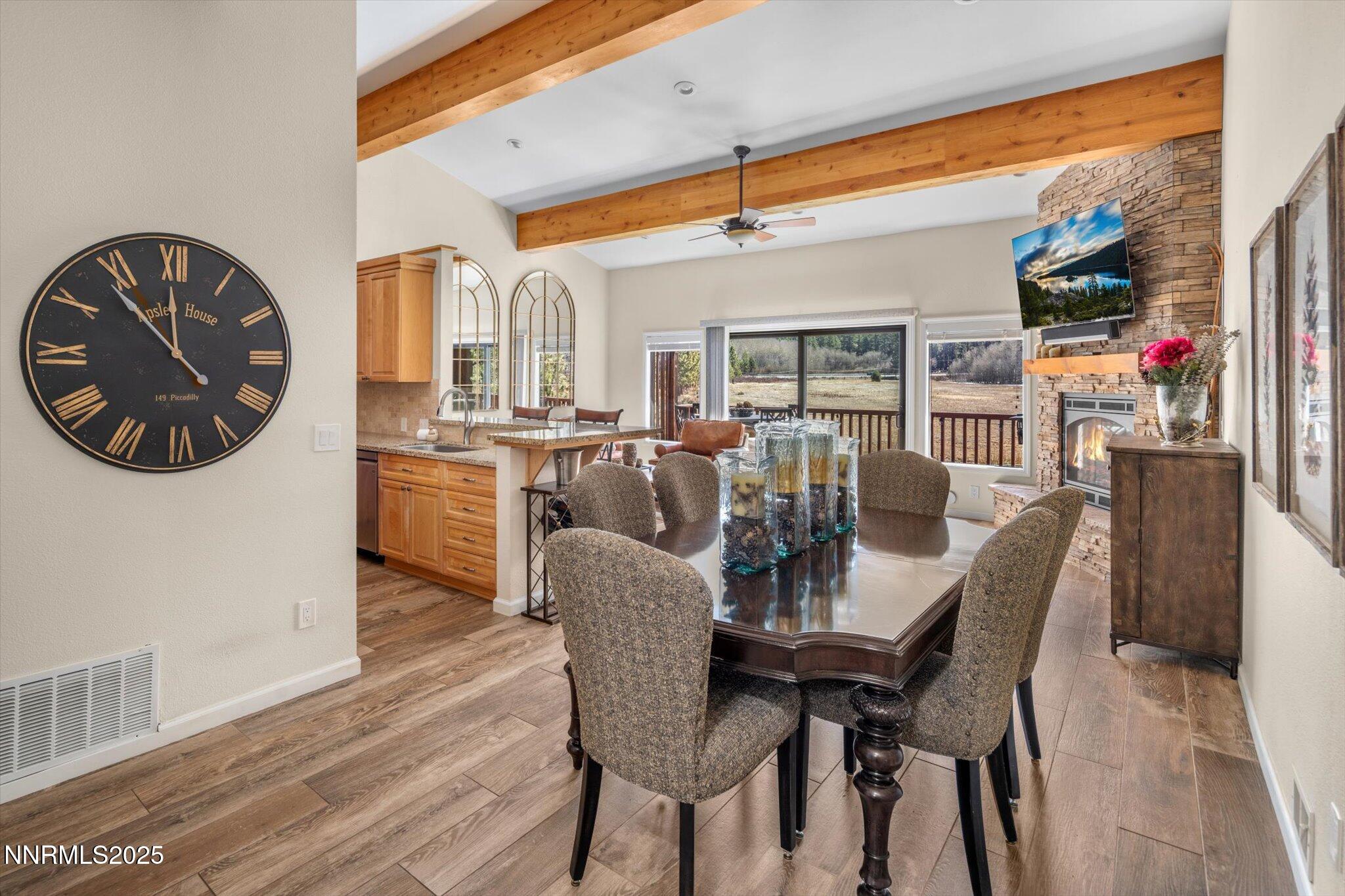 17-Dining into living room