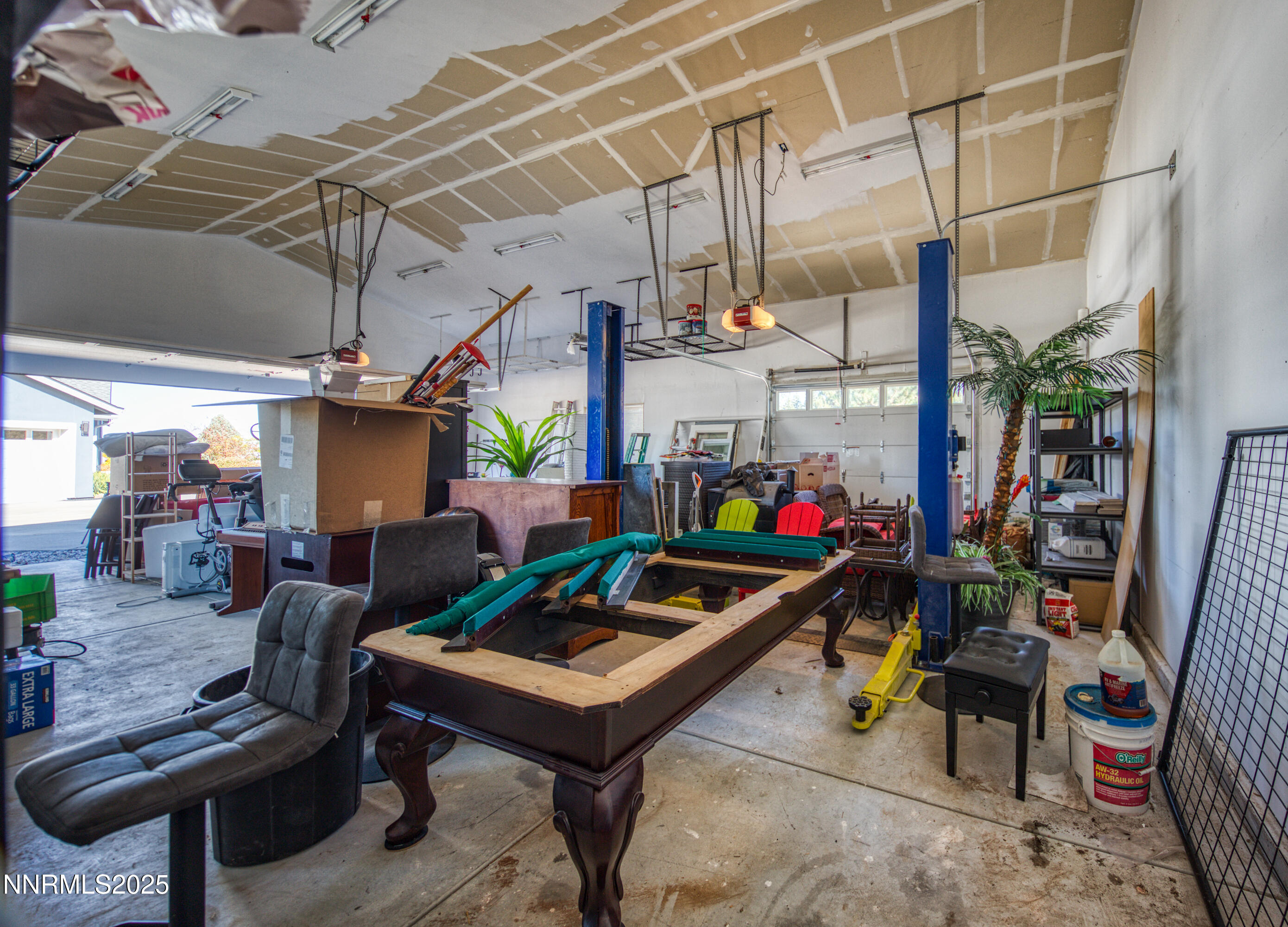 Interior shop 2 with lift