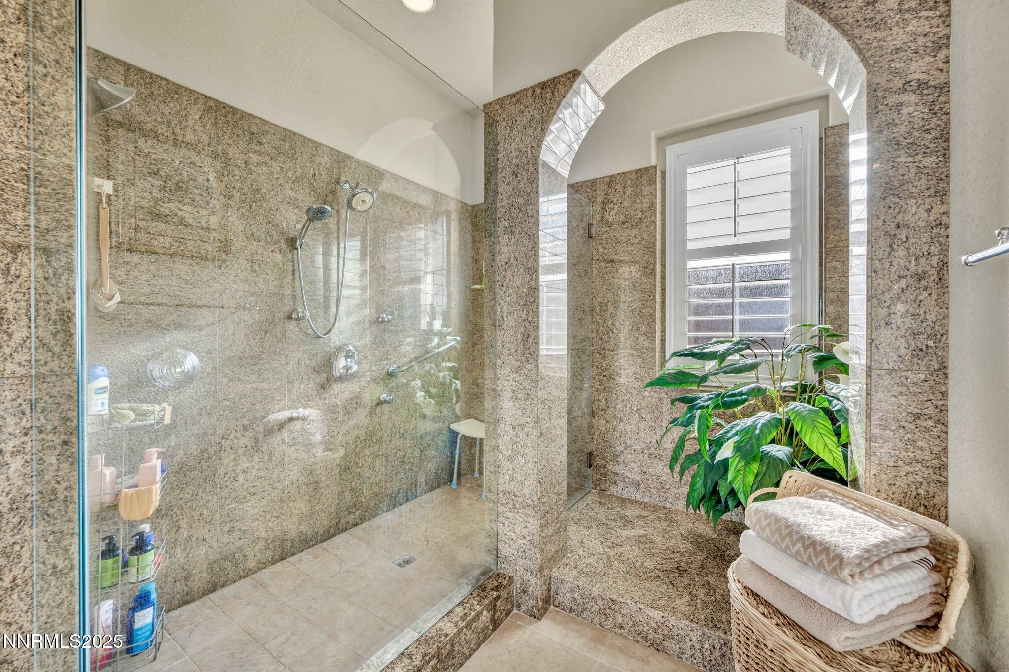 B1896F6A-606B-4BDA-9822-639EF4C2AFE8_1_2