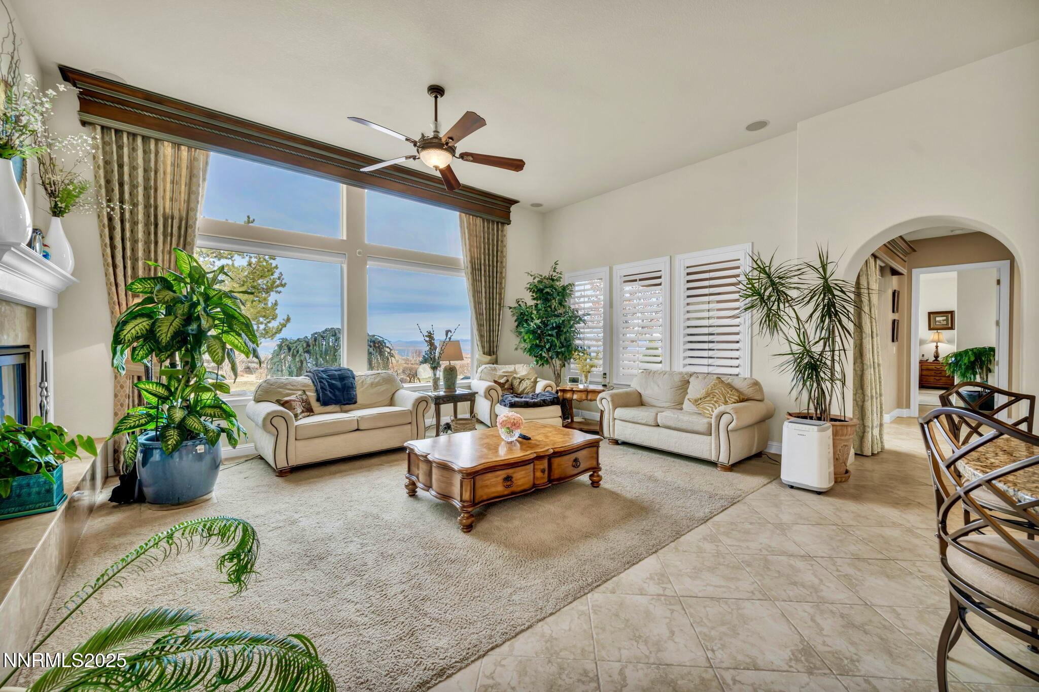 C8872CE1-386B-44D3-8865-36701F894757_1_2