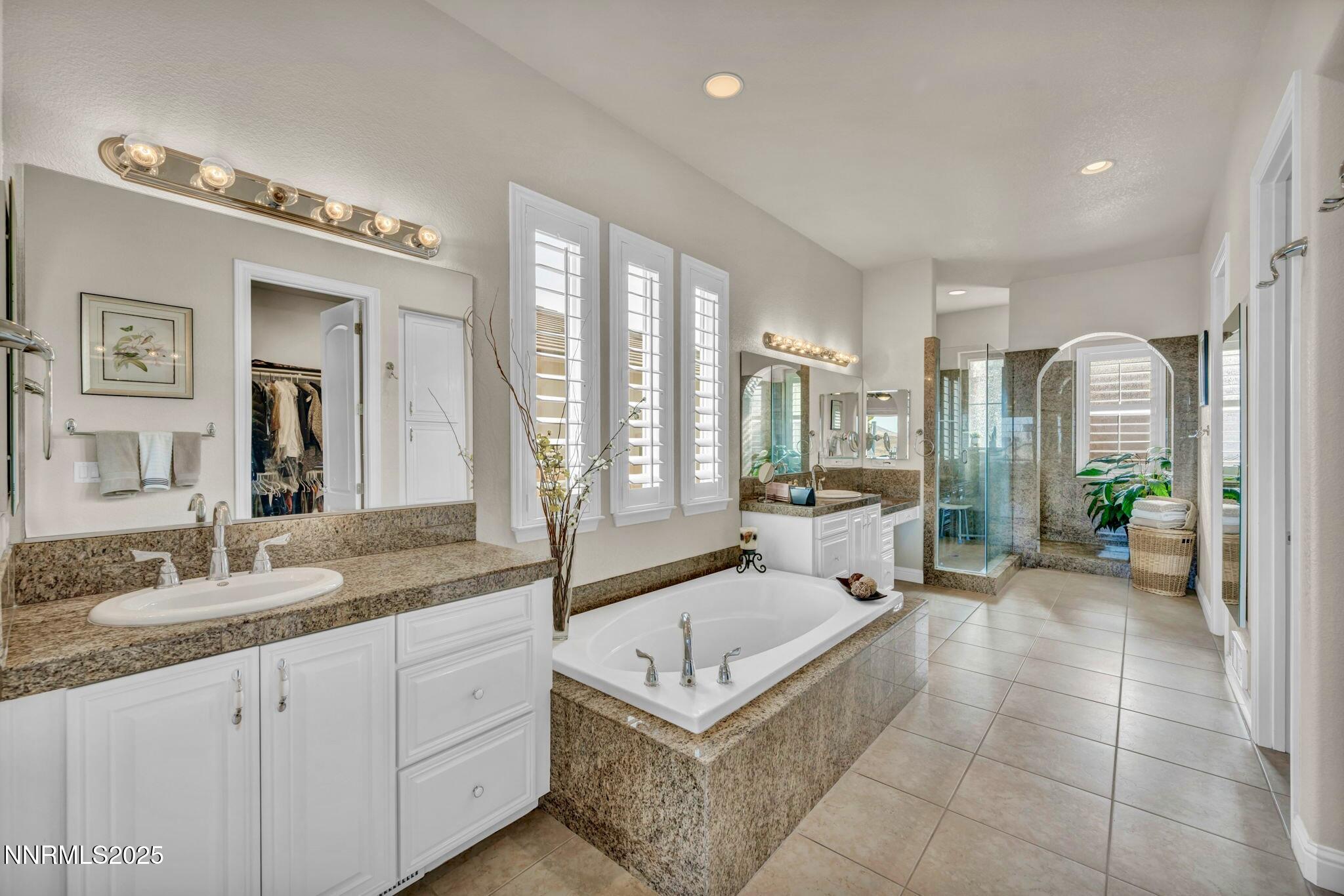 7B125FDF-6BDF-41D4-B34E-387D5EC94F70_1_2