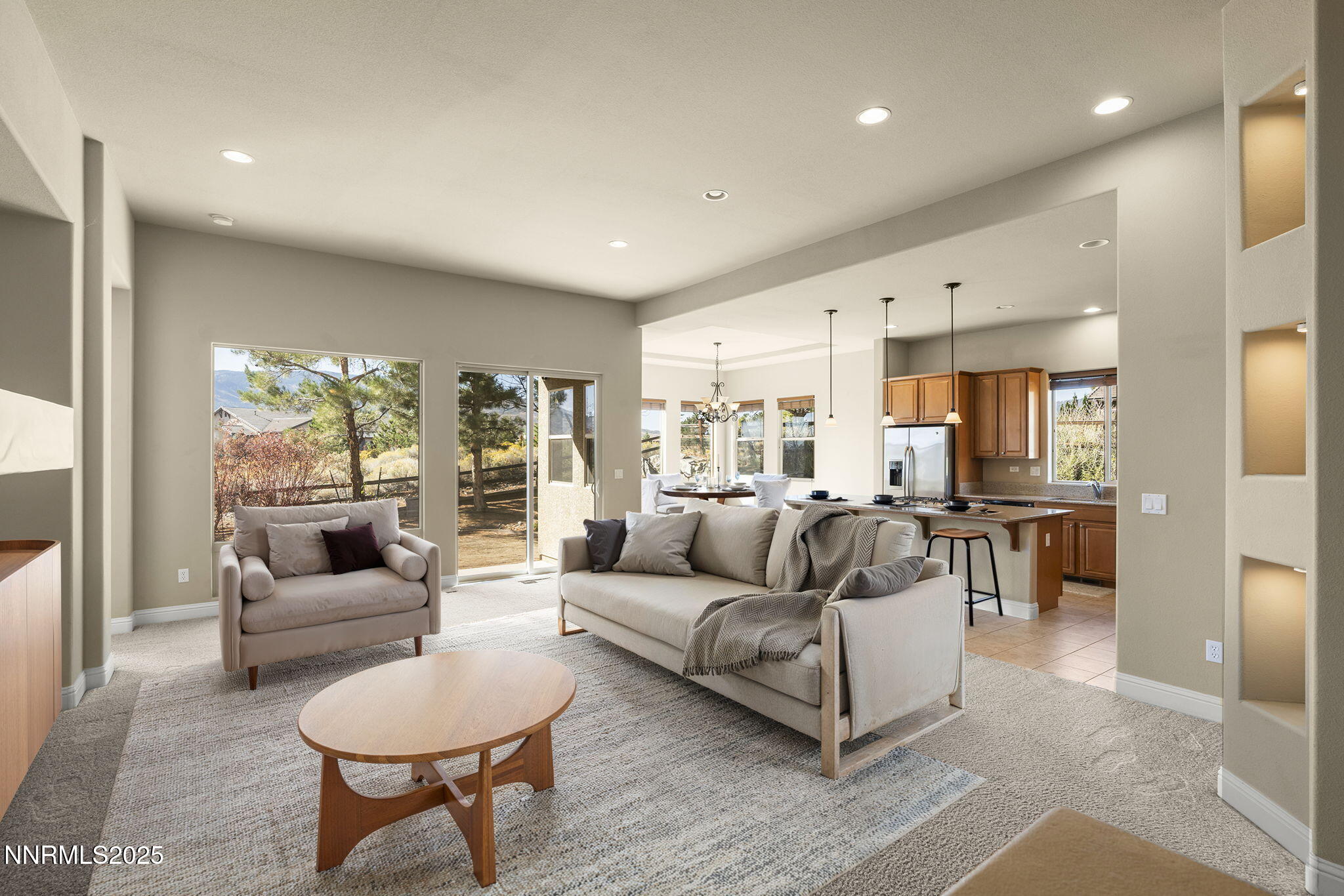 9-web-or-mls-8590_18th_Hole_Trail_Living