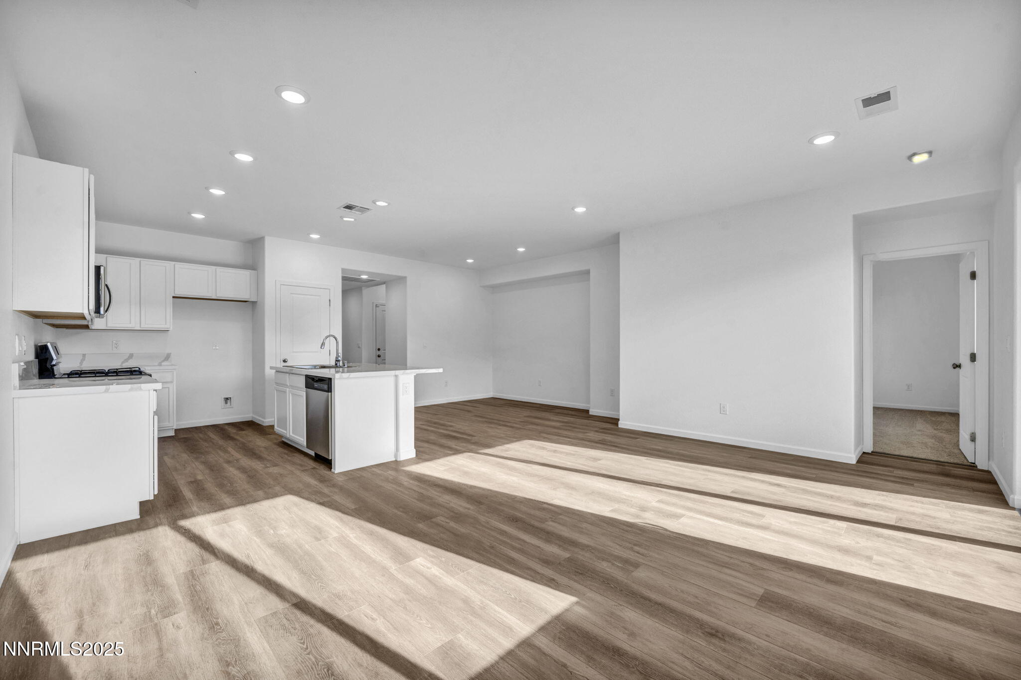 12-web-or-mls-690-e-patrician-dr