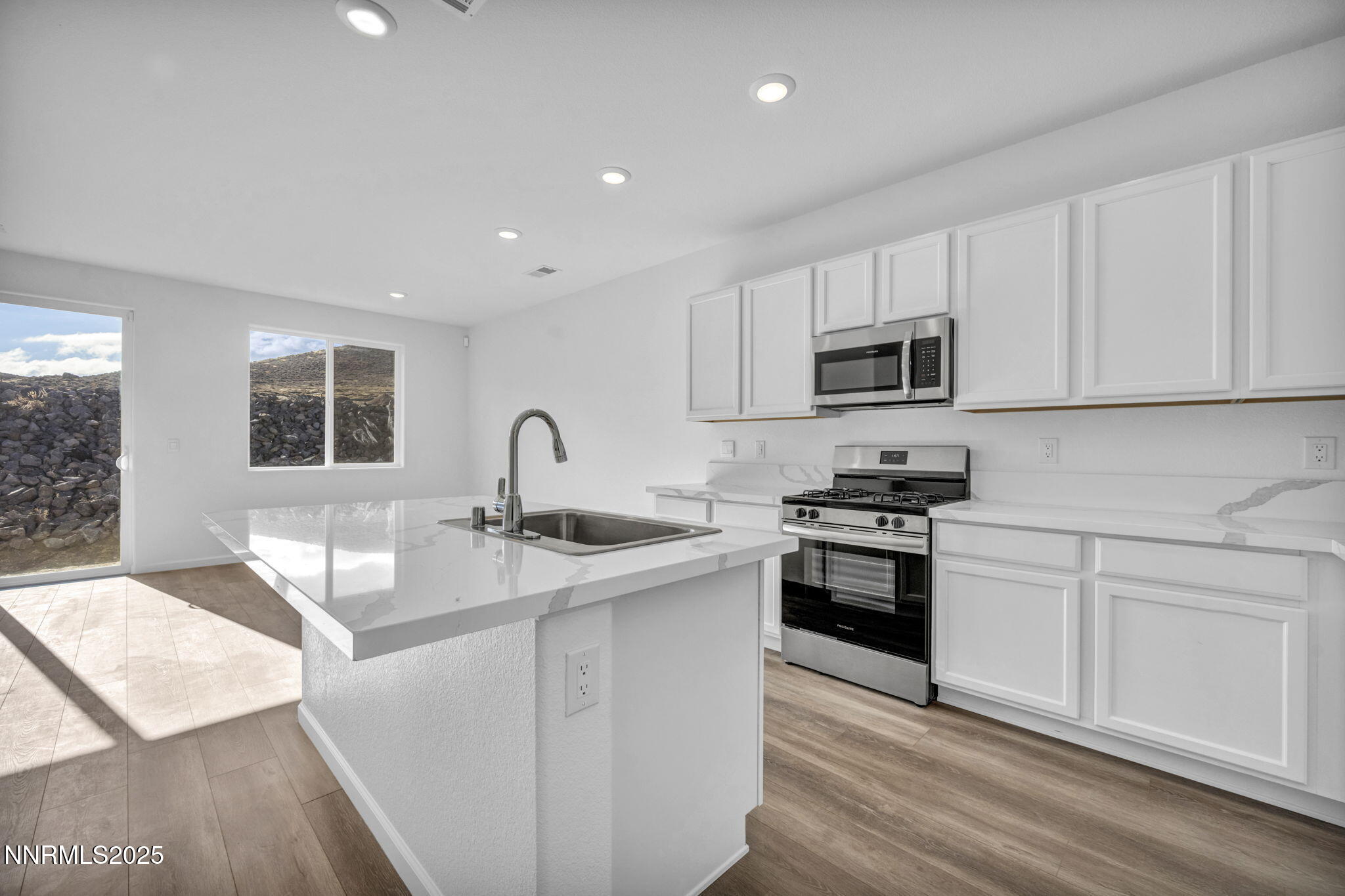 14-web-or-mls-690-e-patrician-dr