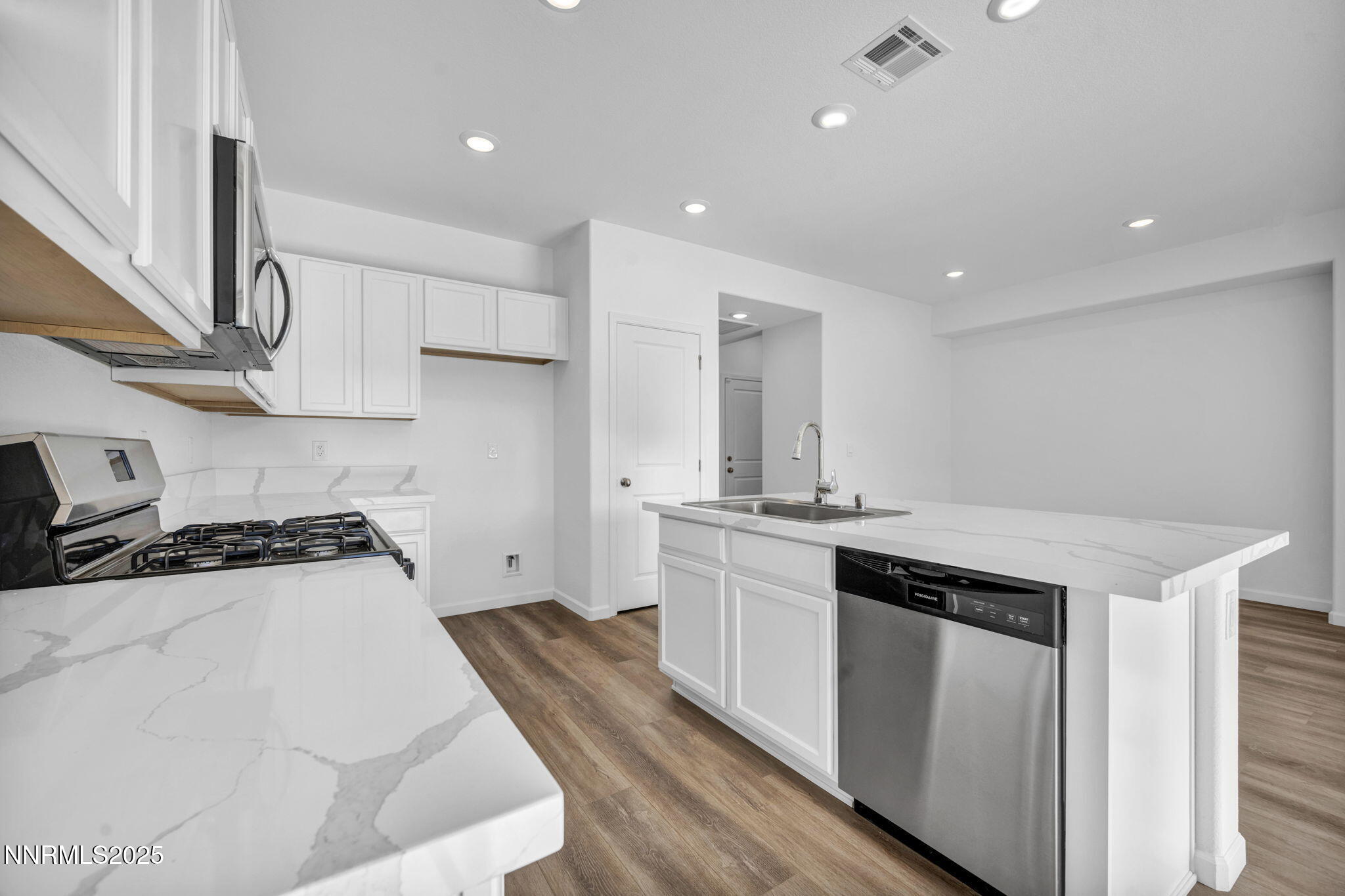 16-web-or-mls-690-e-patrician-dr