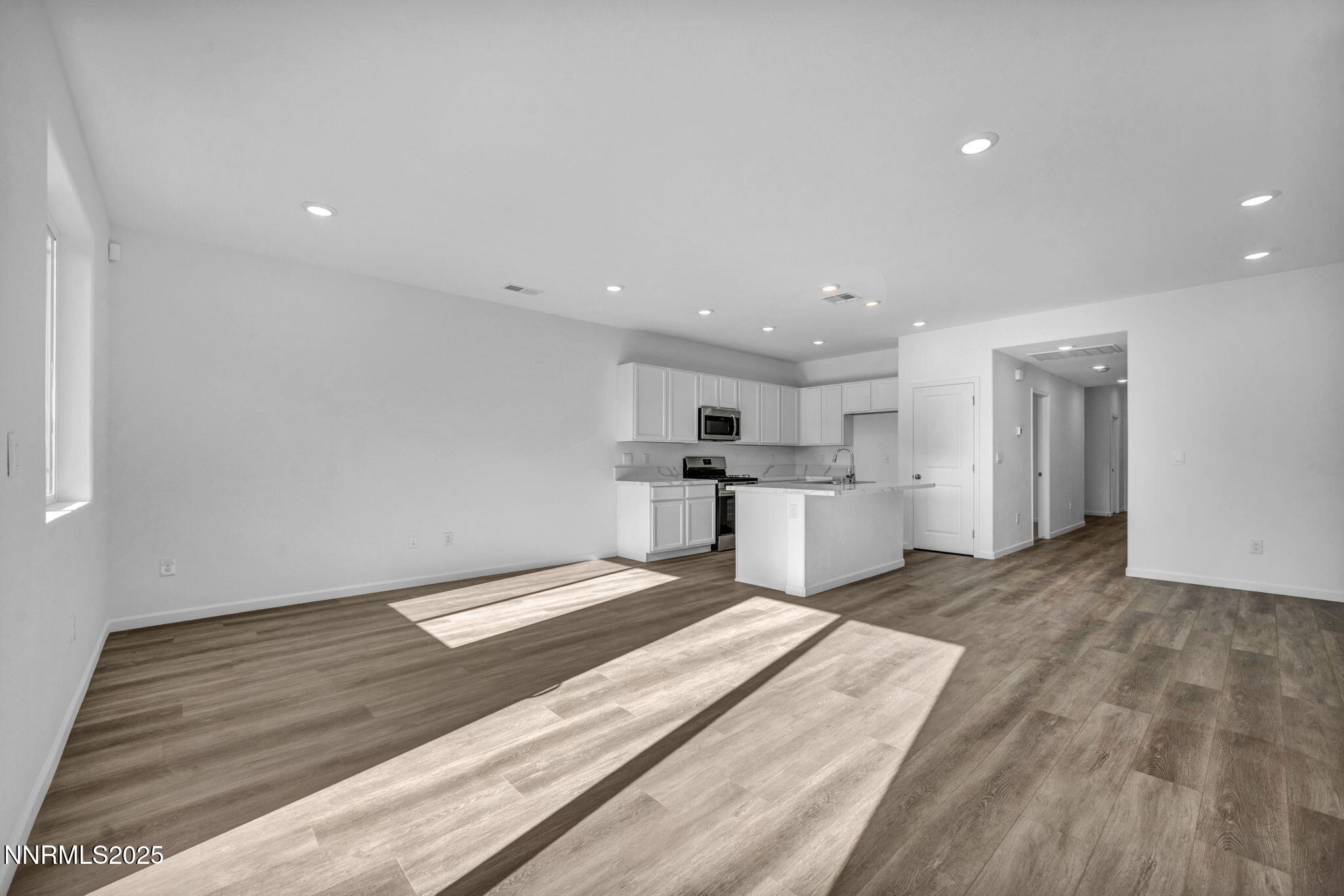 13-web-or-mls-690-e-patrician-dr