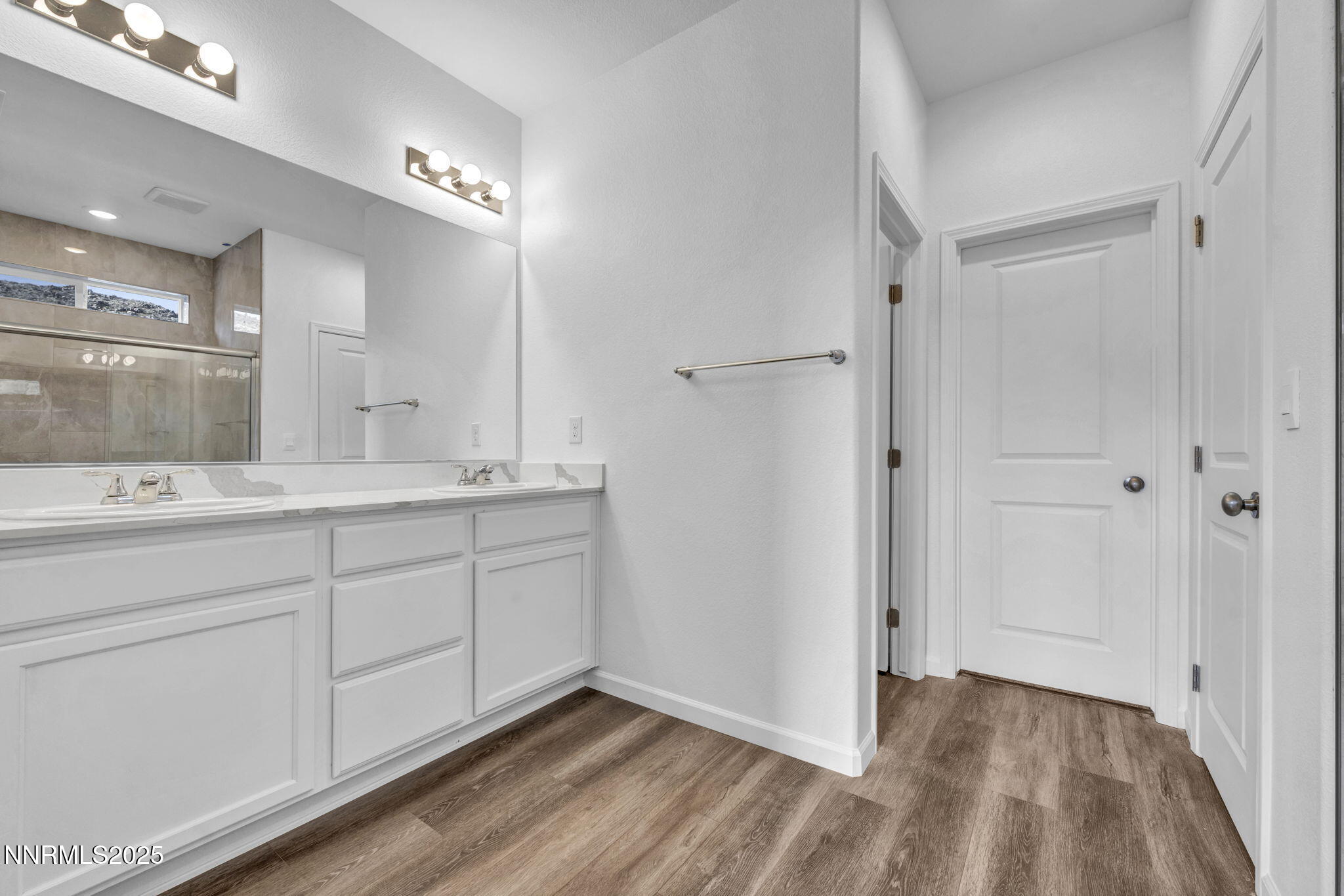 29-web-or-mls-690-e-patrician-dr