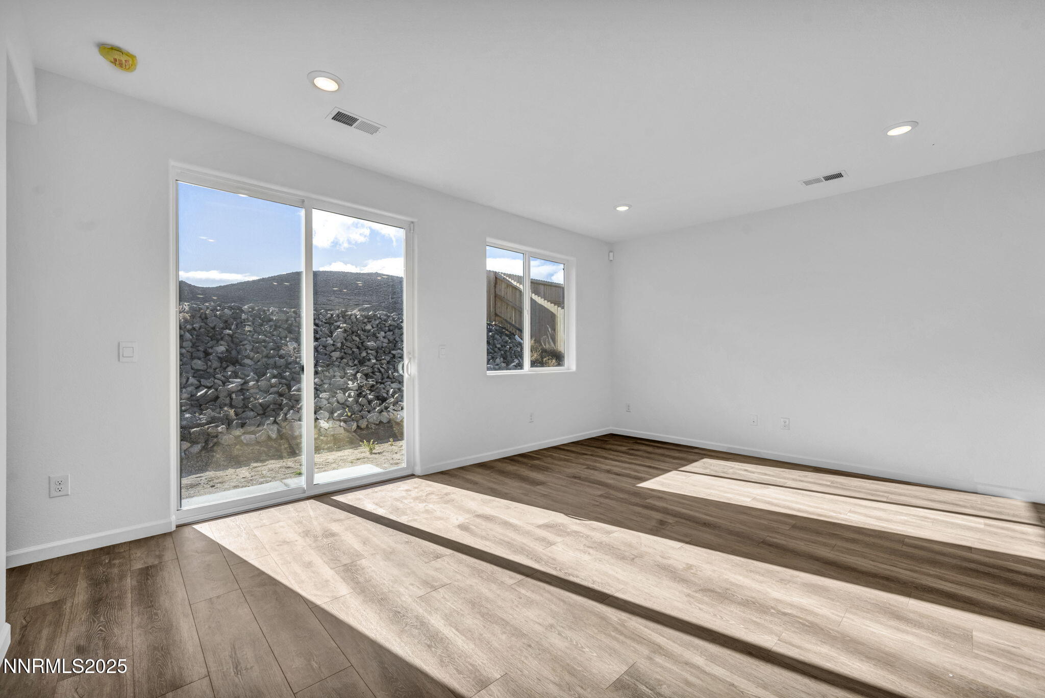 9-web-or-mls-690-e-patrician-dr