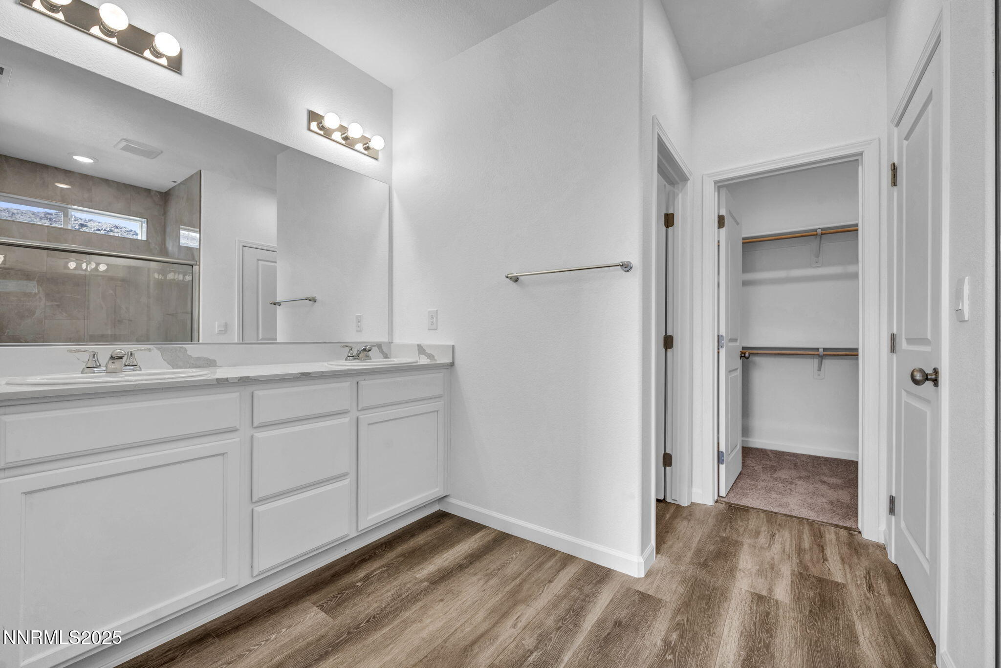 28-web-or-mls-690-e-patrician-dr