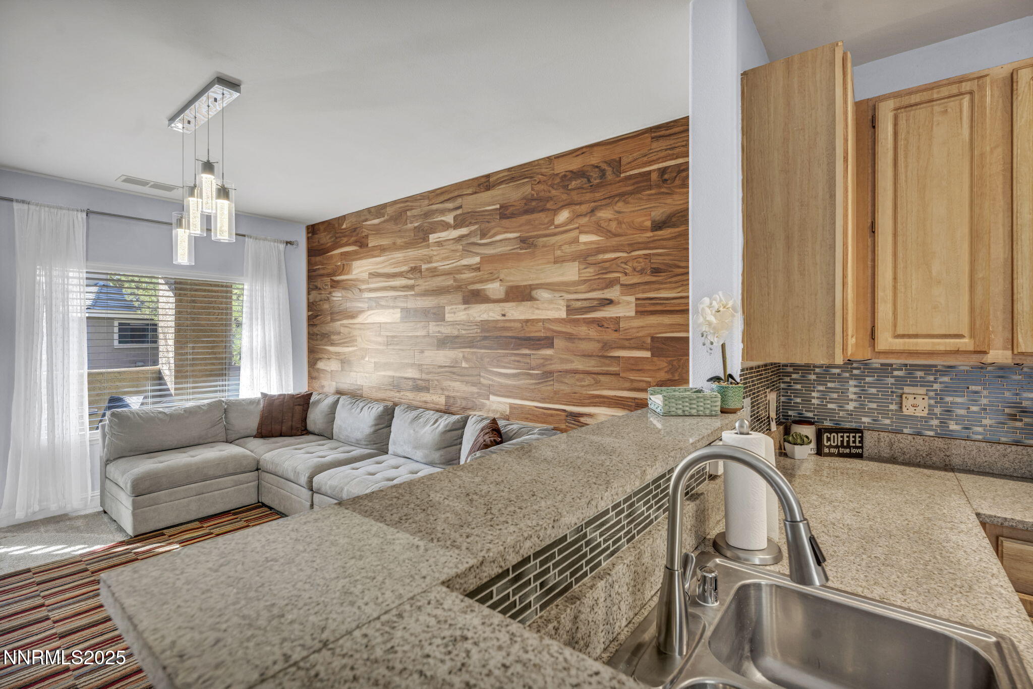 18-web-or-mls-900-s-meadows-pkwy-3223