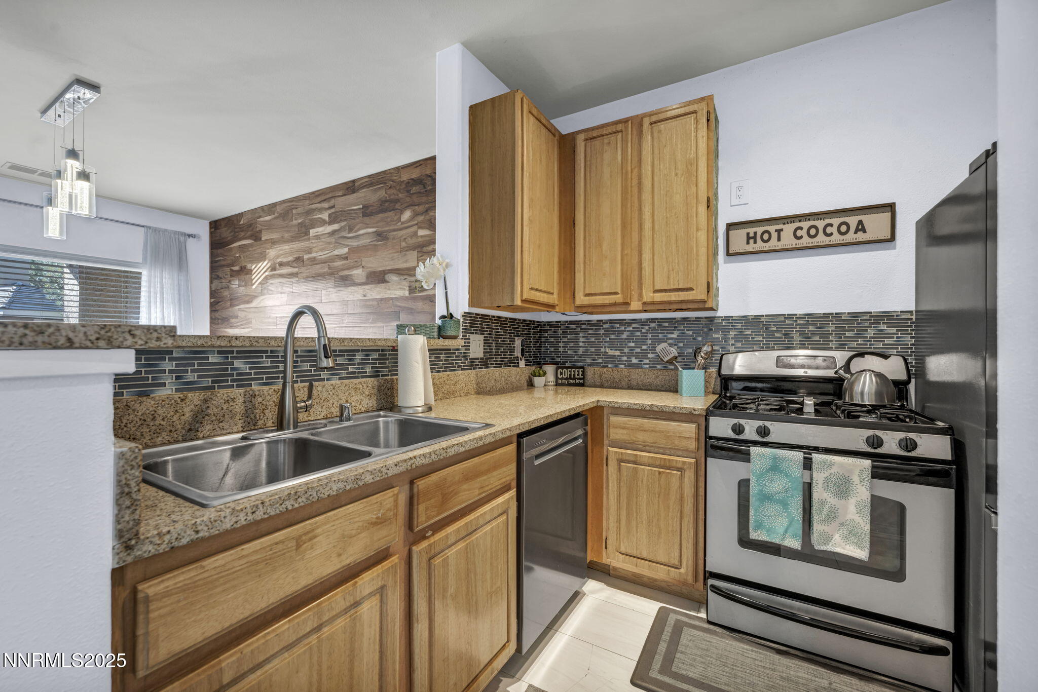 23-web-or-mls-900-s-meadows-pkwy-3223