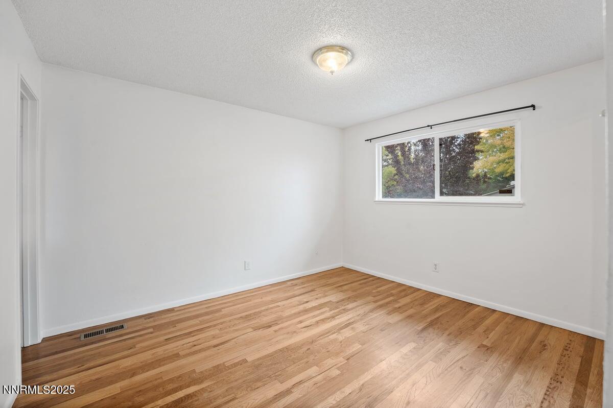 1421 Surf Way Reno NV 89503 16 of 32