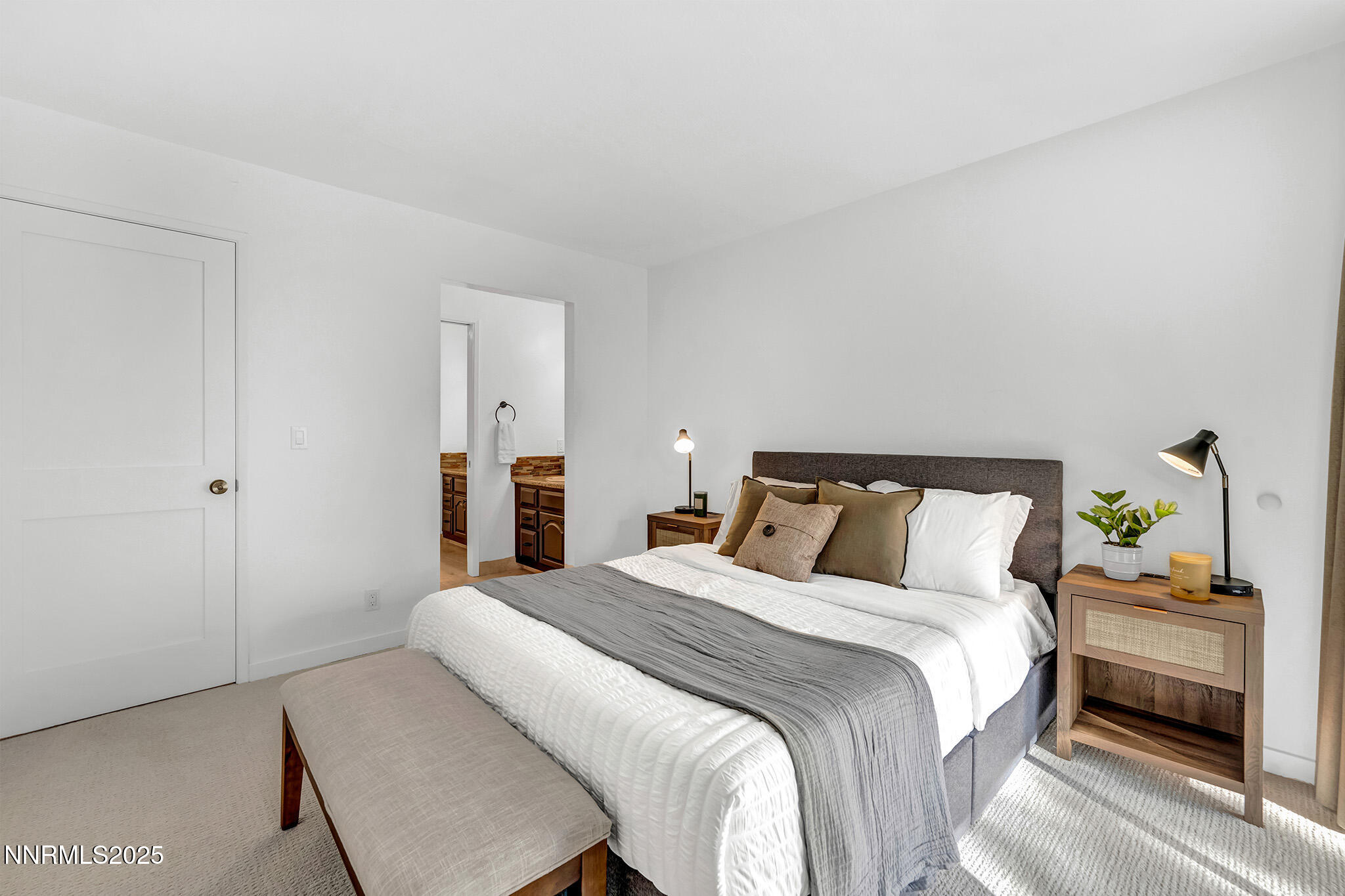 133-web-or-mls-696-village-blvd-31