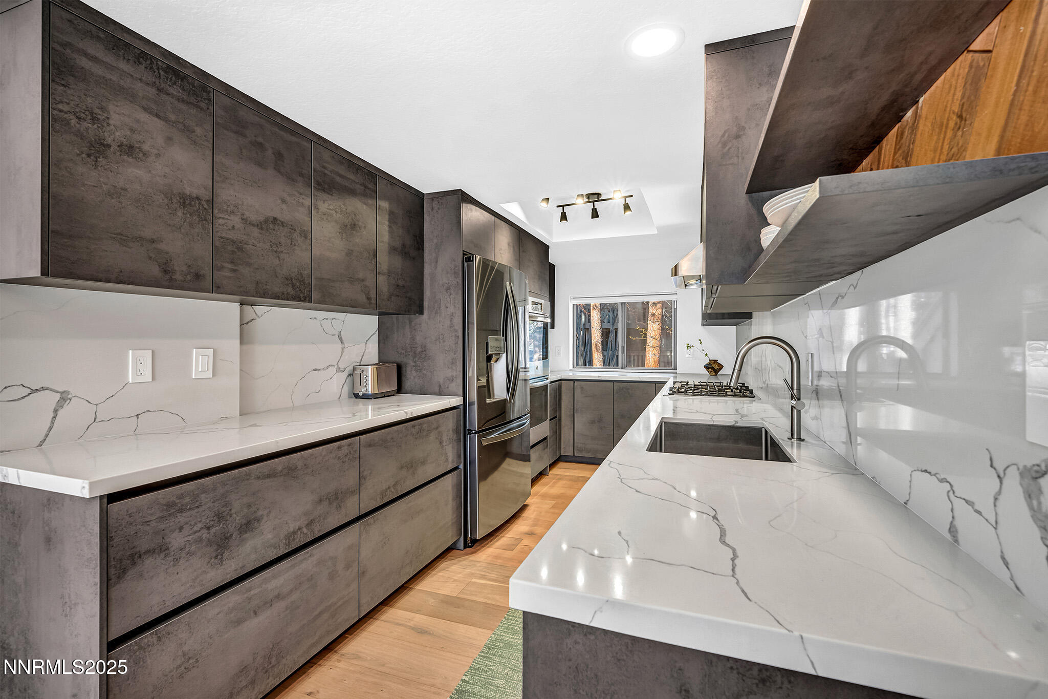 117-web-or-mls-696-village-blvd-31