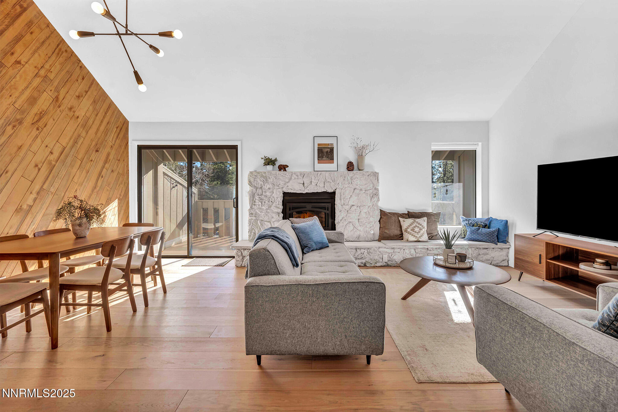 98-web-or-mls-696-village-blvd-31