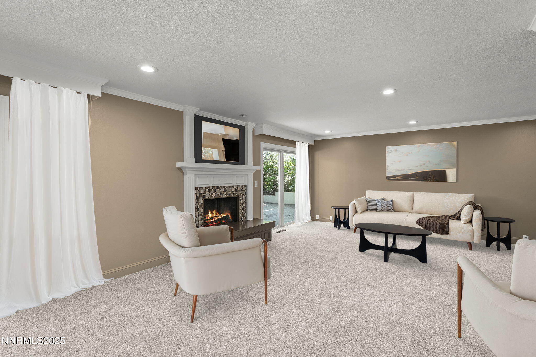 18-web-or-mls-4900_Plumas_Living_Room_27