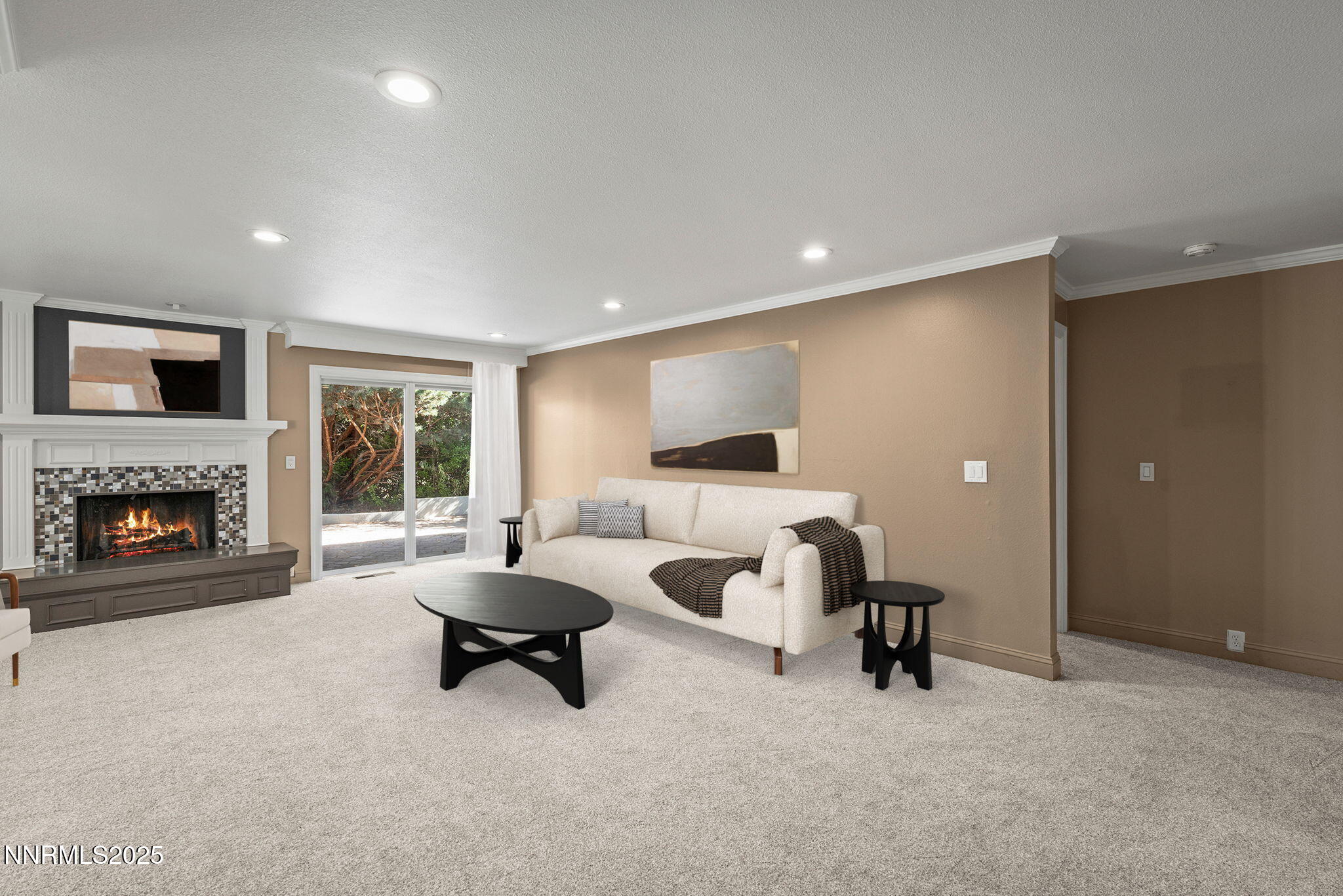 10-web-or-mls-4900_Plumas_Living_Room_26