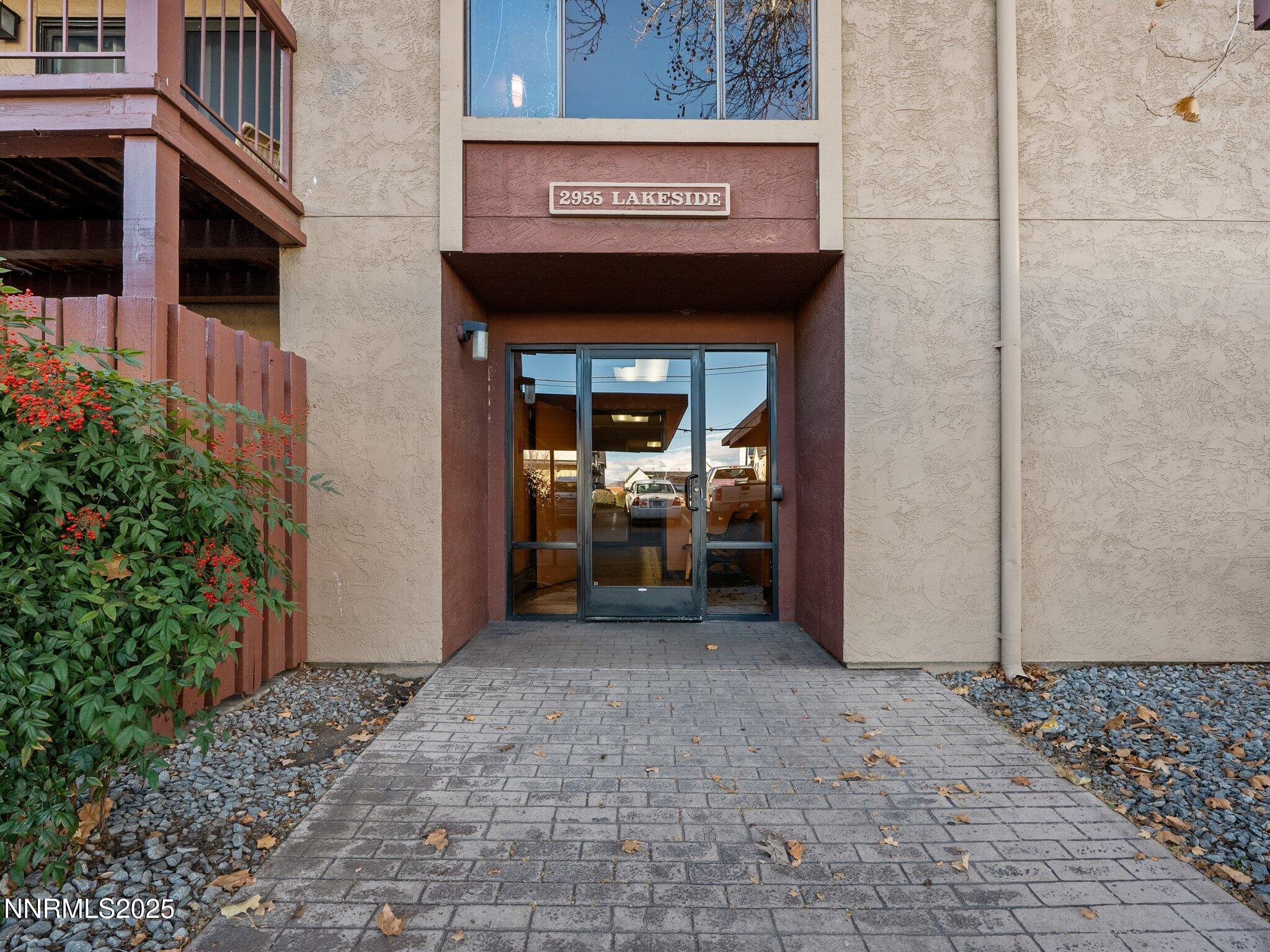 06-2955 Lakeside Dr-15