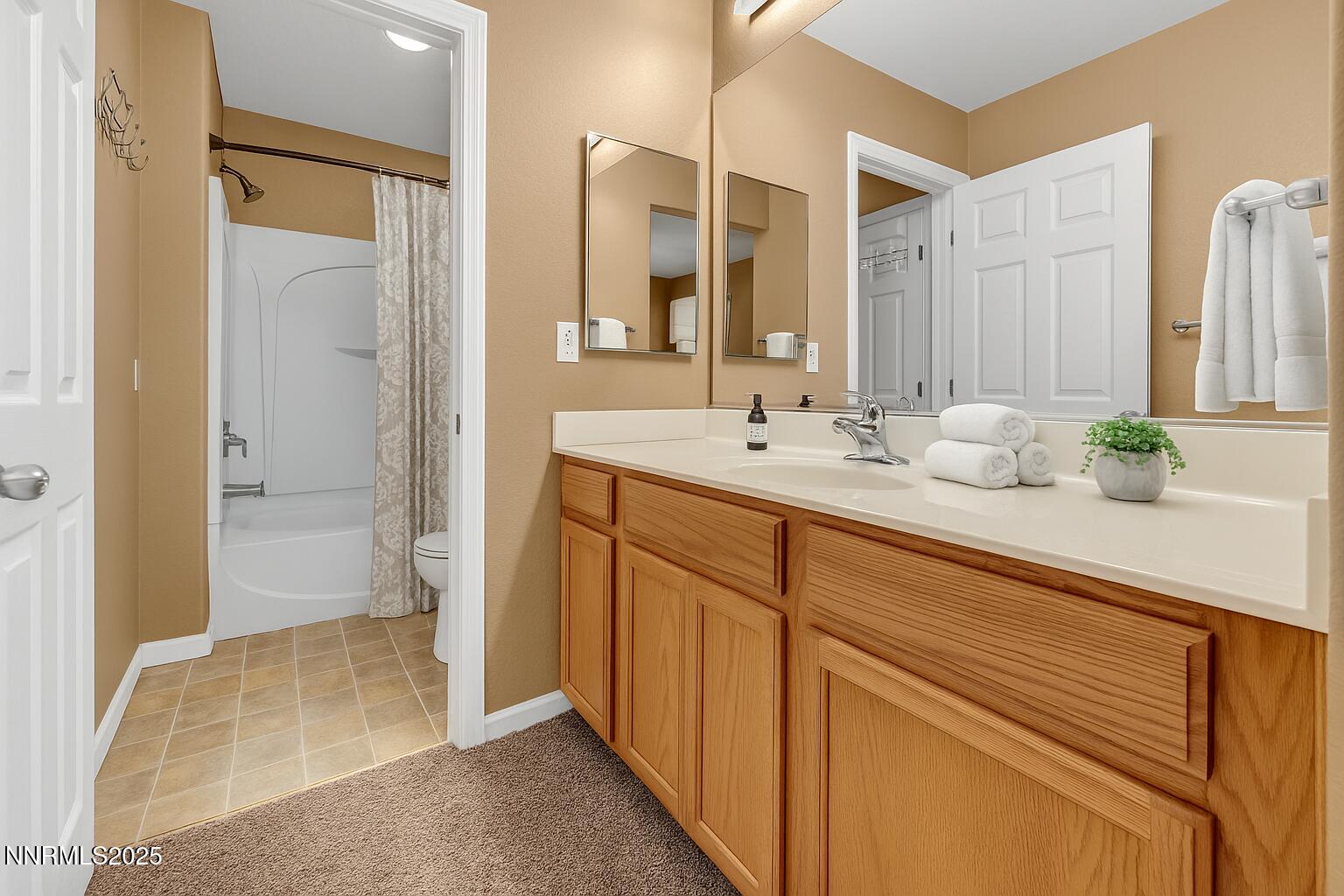 Jack'n'Jill bathroom