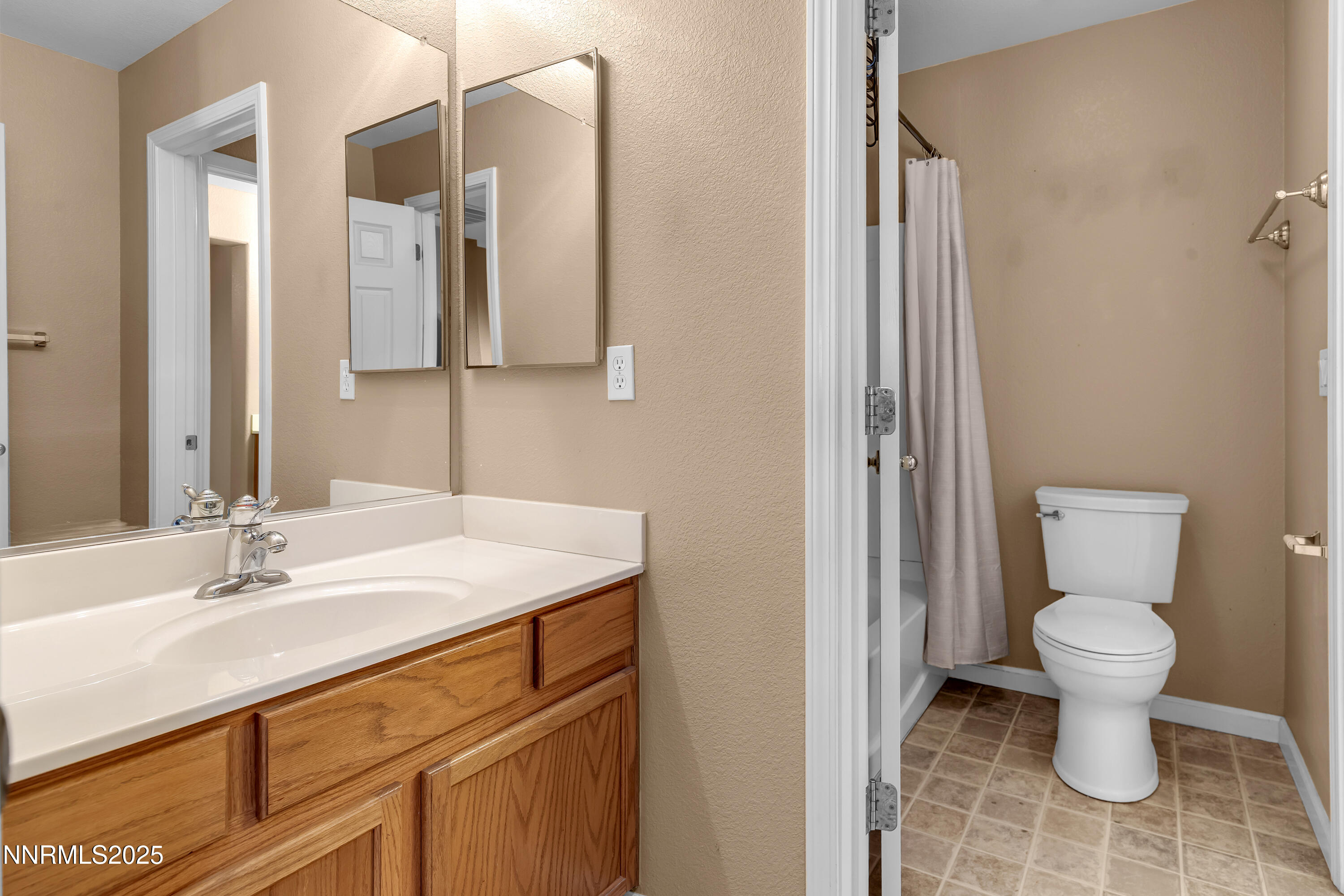 Upstairs Bathroom w/sink 2