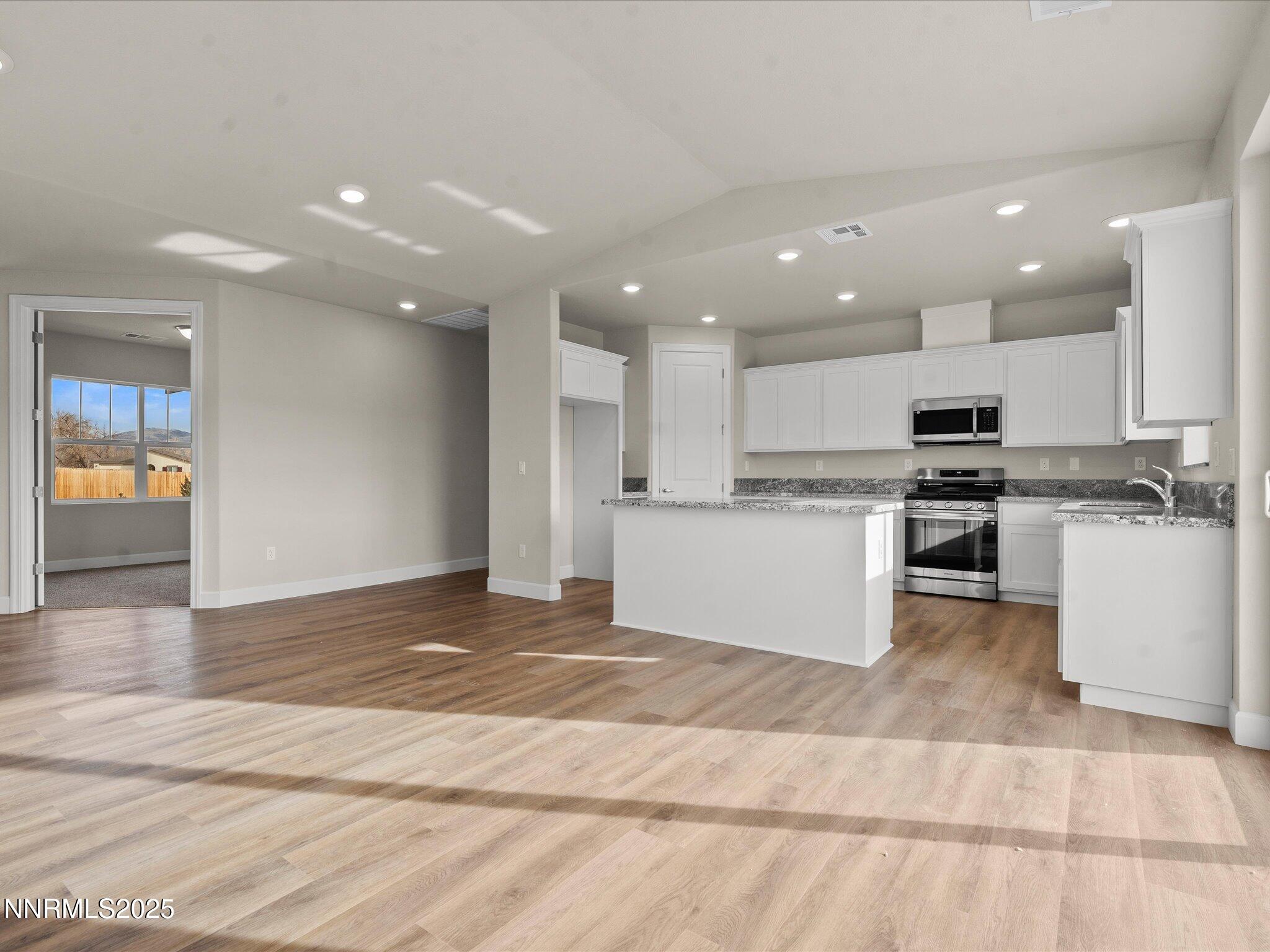 12-2555 Emerson Cir-111