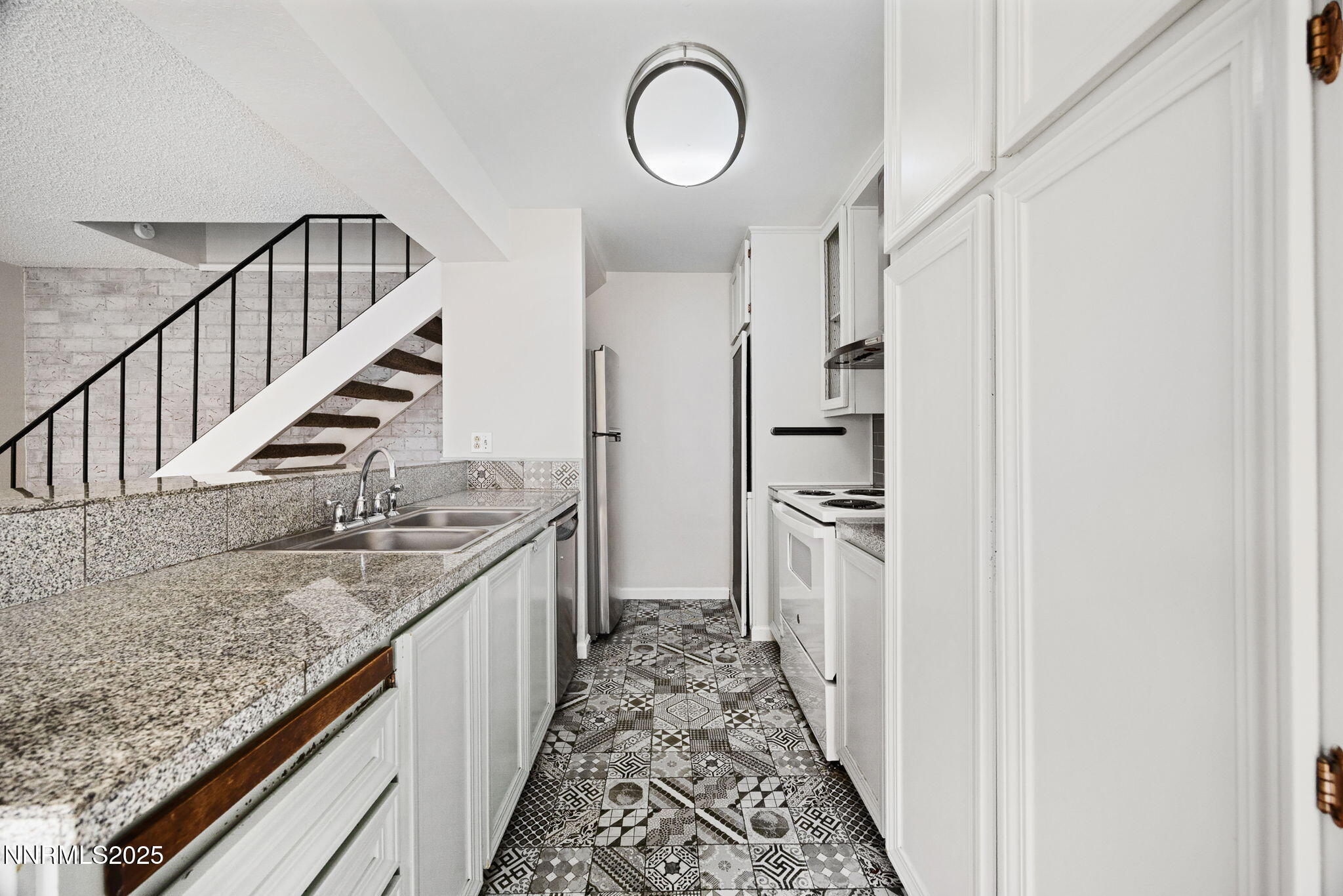 9-web-or-mls-5010 Tahiti Way-10