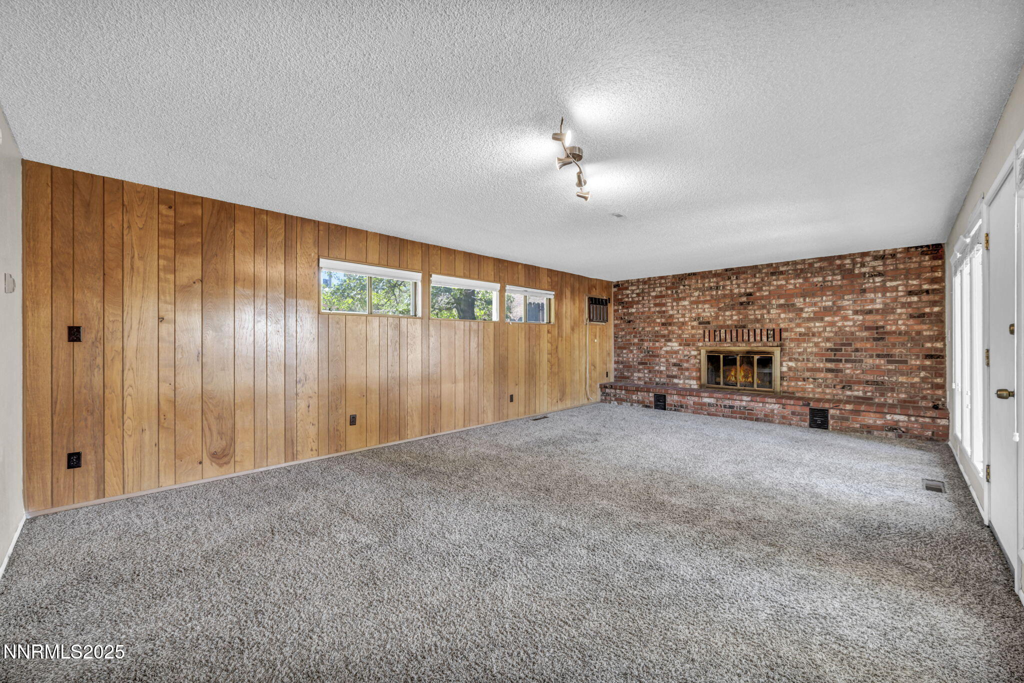 37-web-or-mls-3235-bryan-st