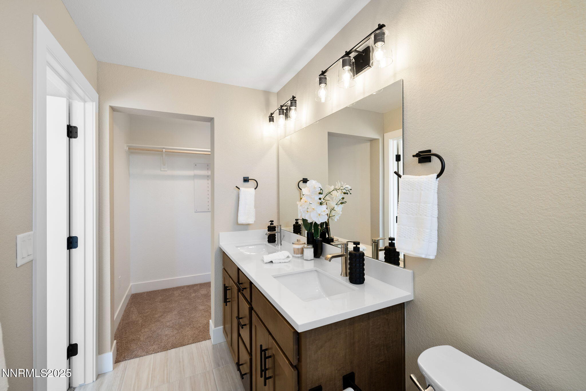 24- Plan C or D Dbl Vanity Bath & Closet