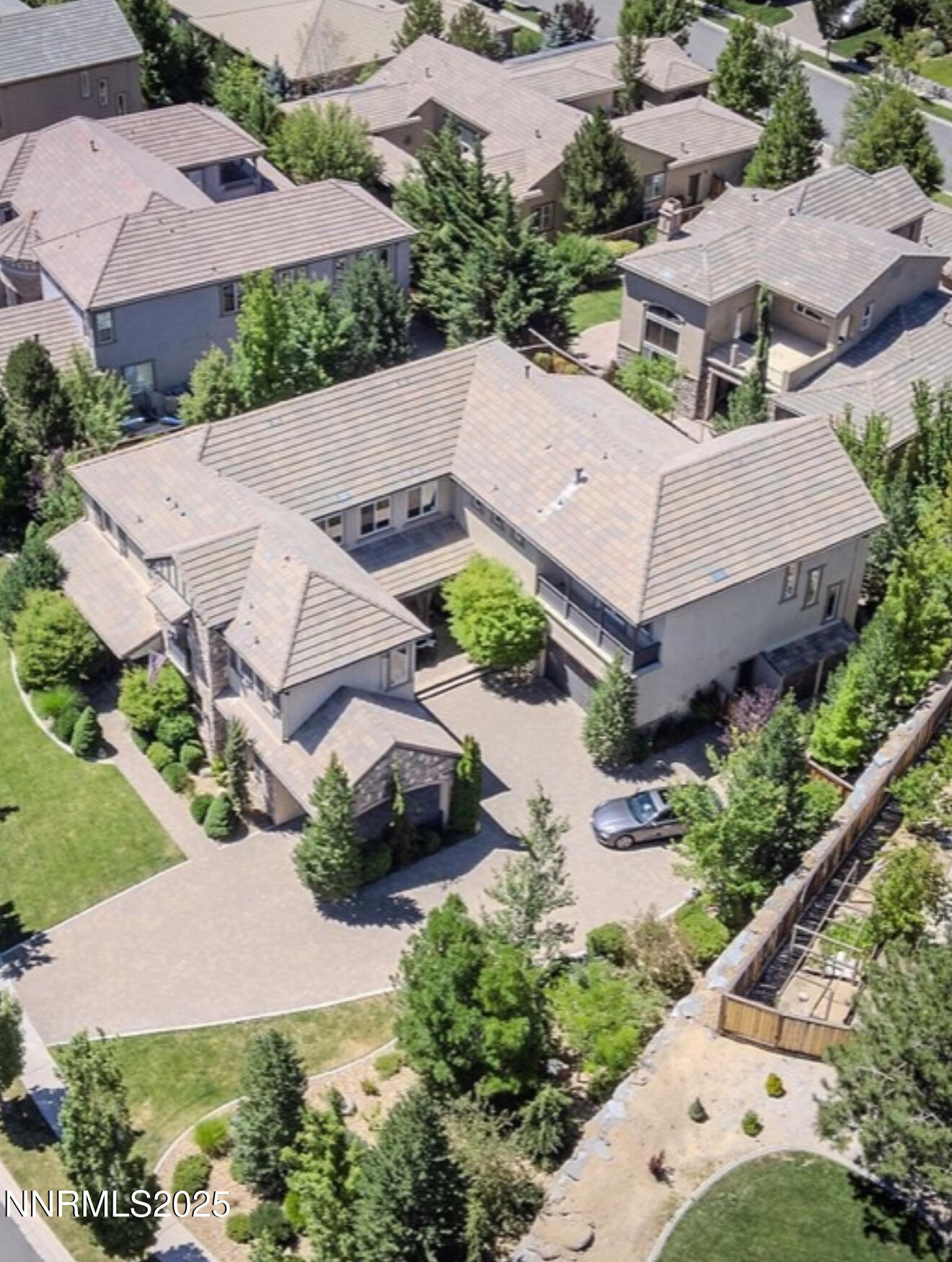 Side aerial with car