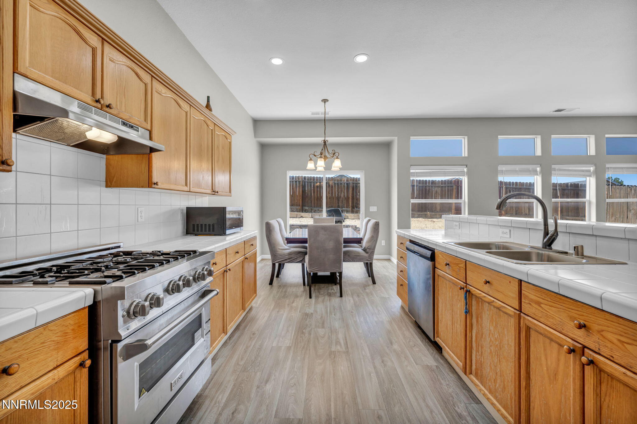 36-web-or-mls-908-jones-way (1)