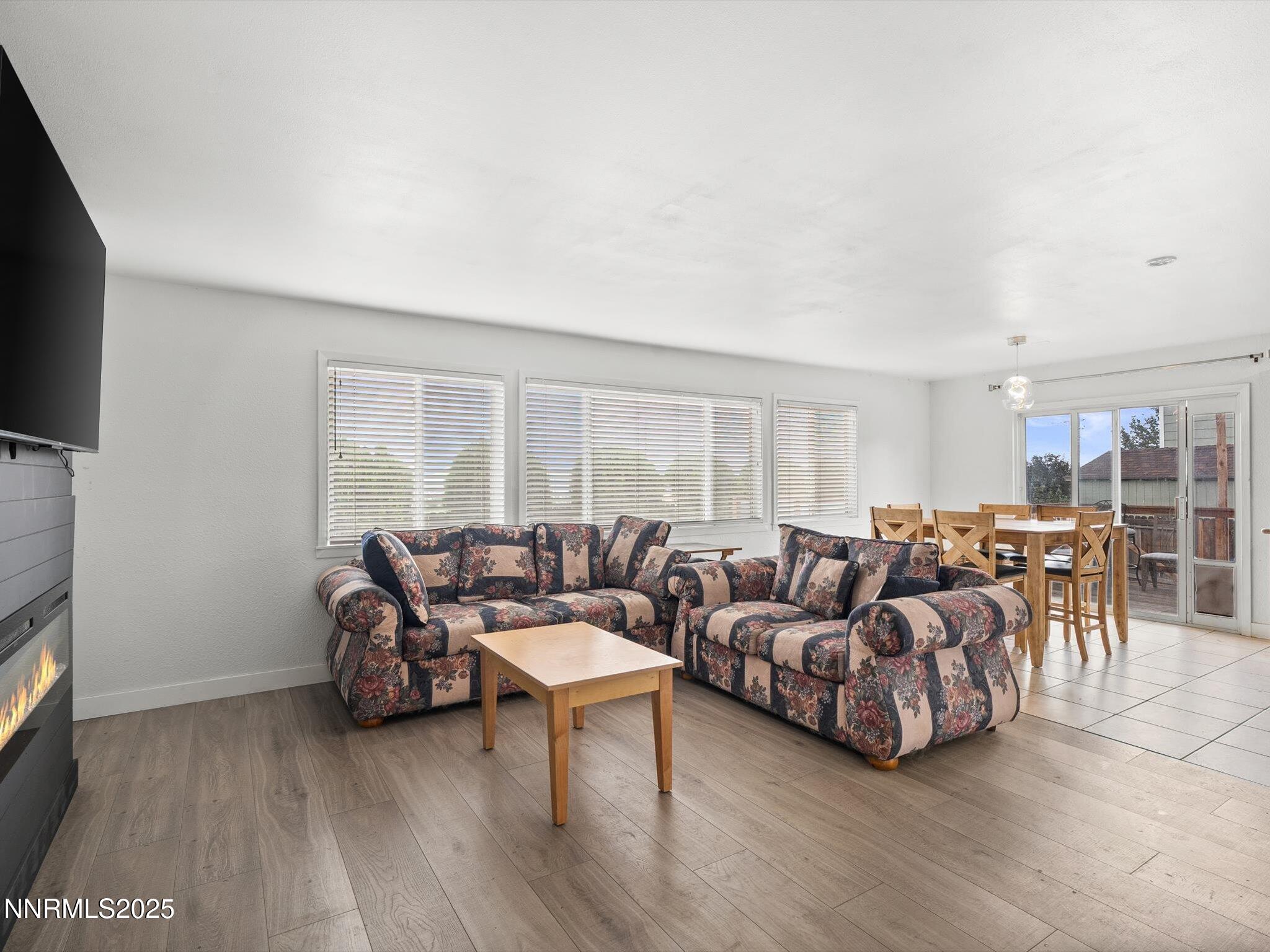 05-7085 Indigo Cir-104