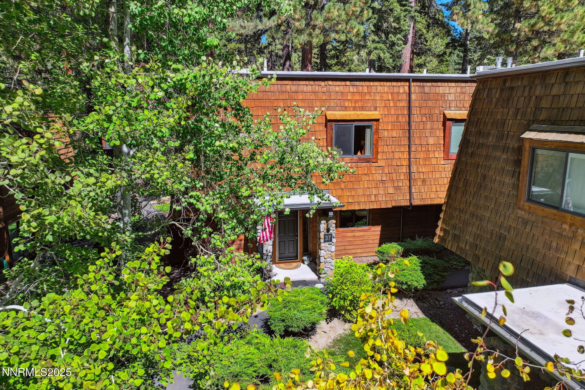 23-web-or-mls-120-country-club-dr-37