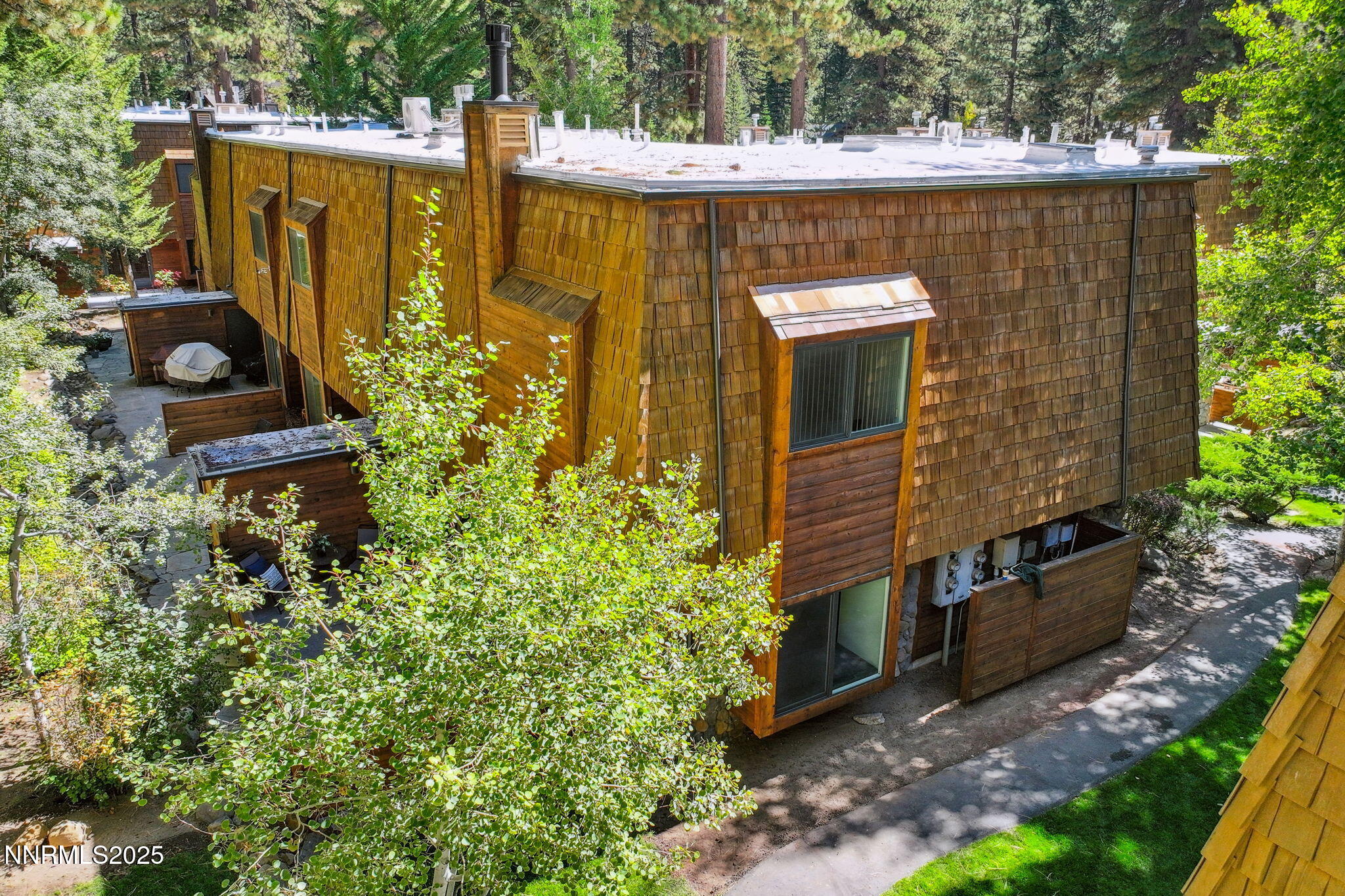 26-web-or-mls-120-country-club-dr-37