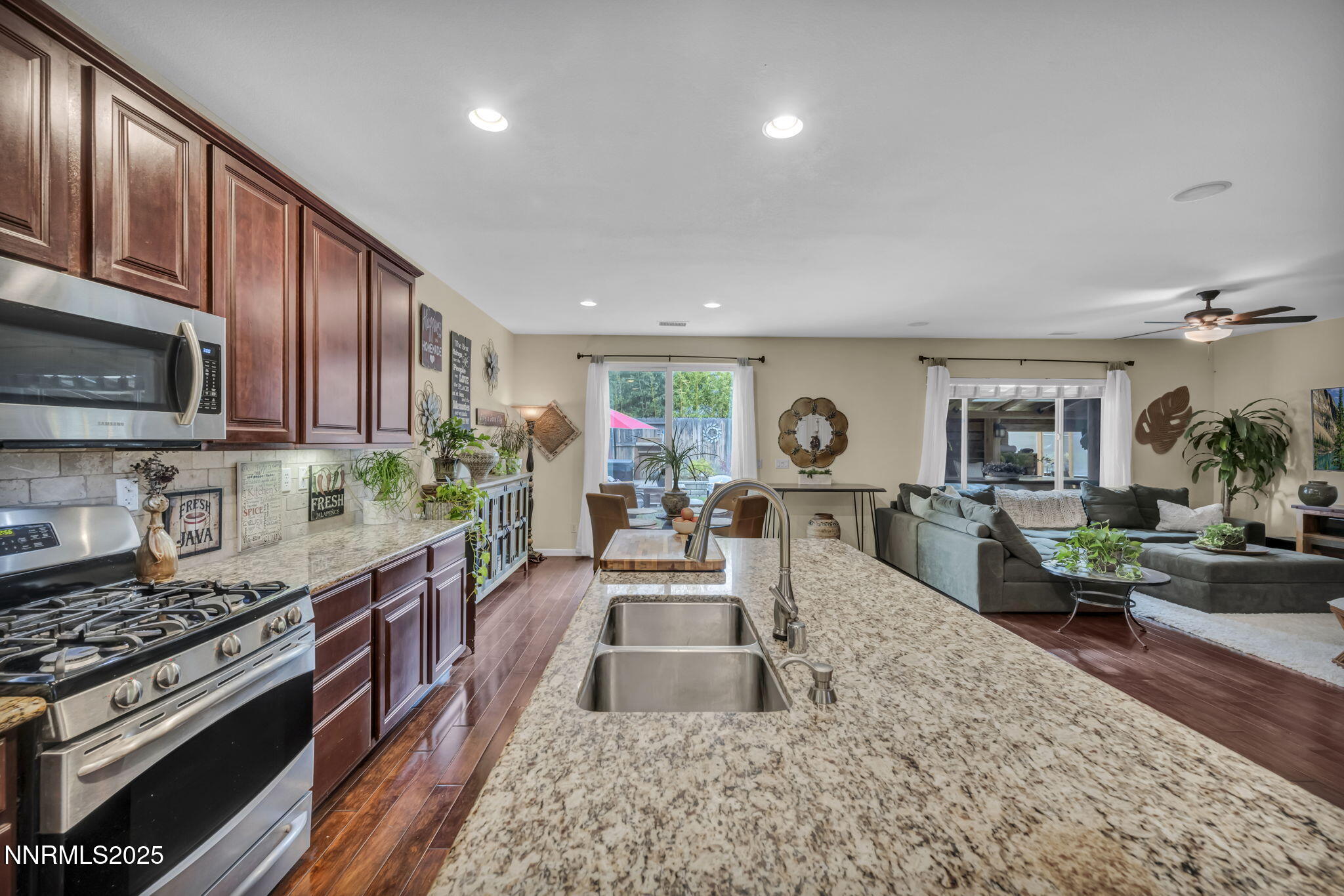 large-019a1788-5614-738c-948a-bb4e9c26e2