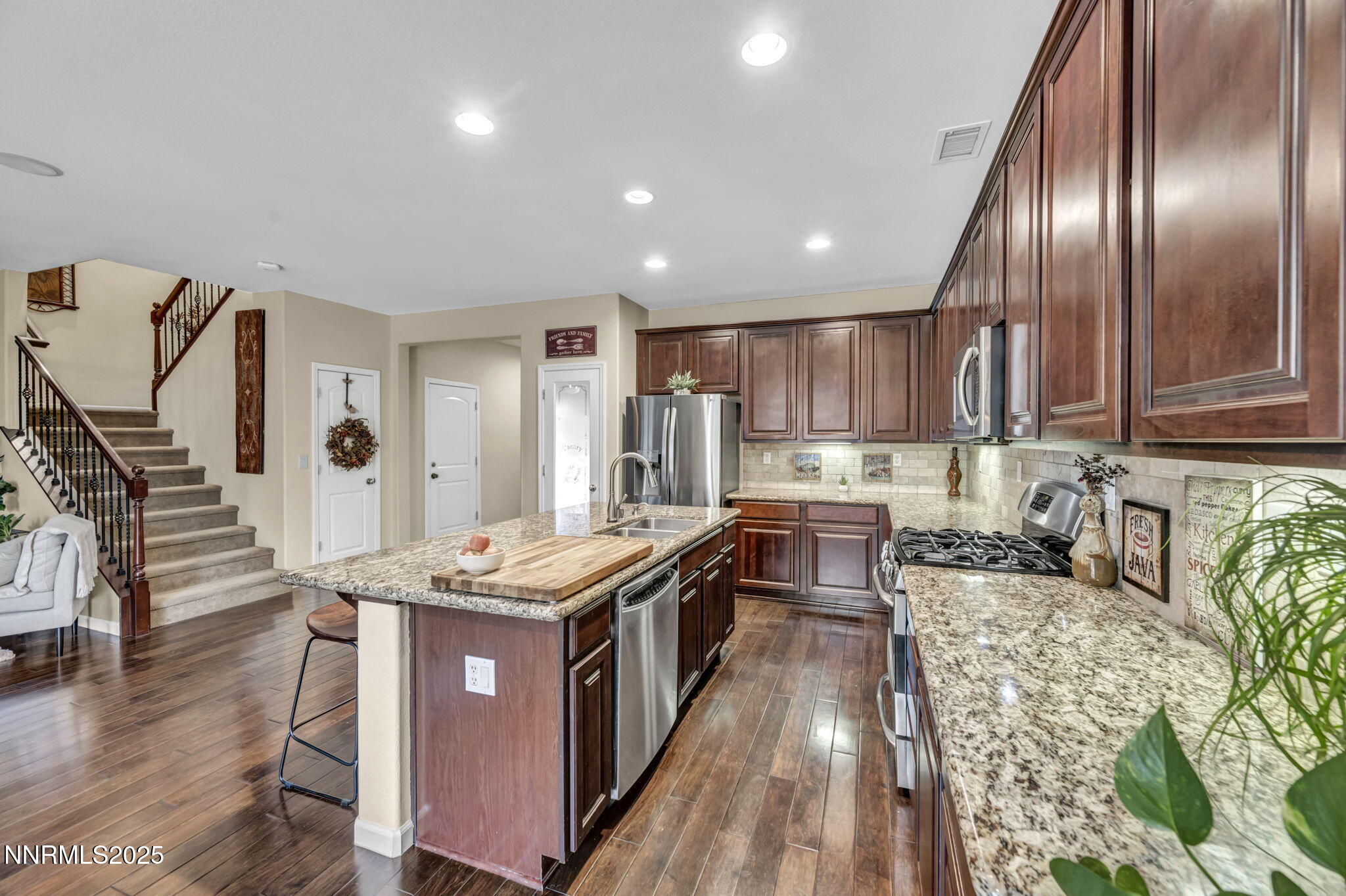 large-019a1788-557b-7071-9883-53b0e0c4b4