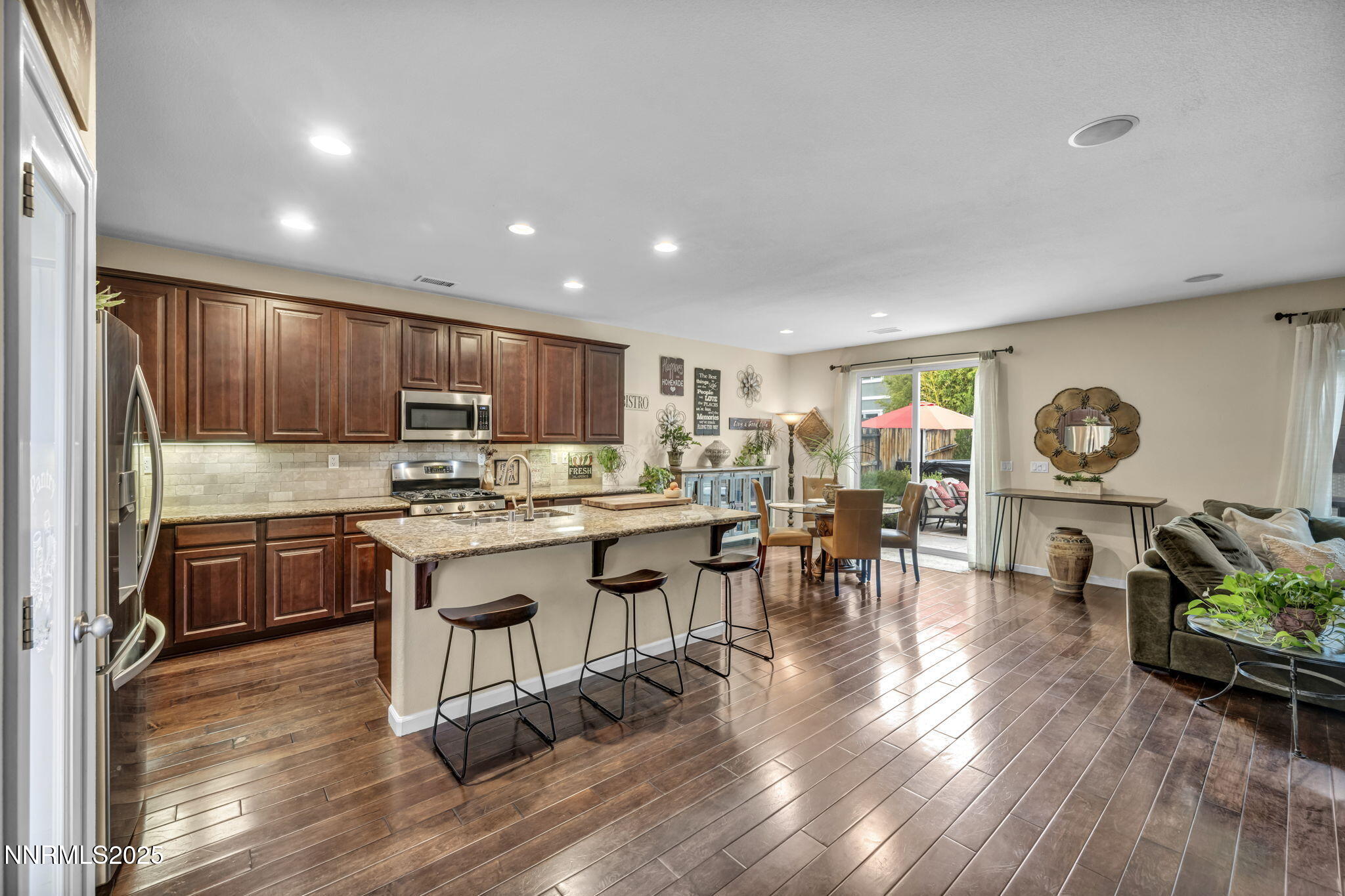 large-019a1788-5436-710d-a584-2a643df2e2